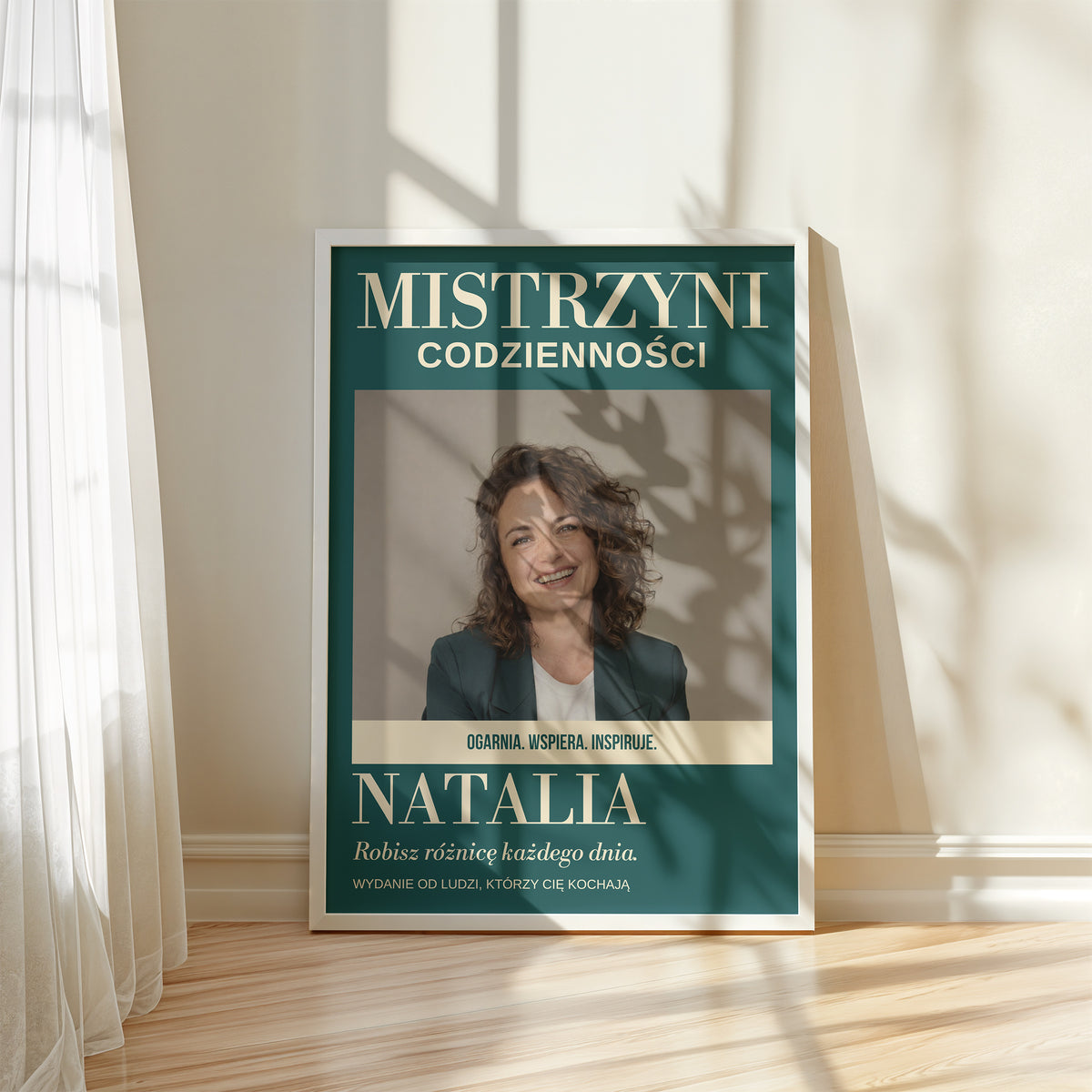 Personalizowany plakat MISTRZYNI CODZIENNOŚCI w białej ramce przy oknie, z własnym zdjęciem i tekstem | C-PL-COVMAG-20-2130-NF