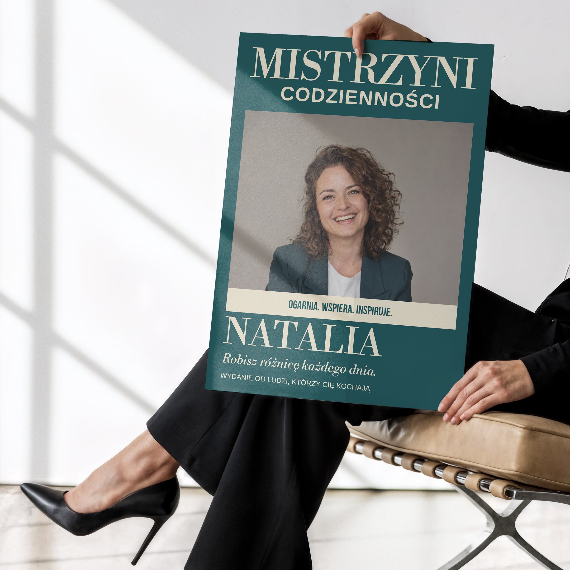 Personalizowany plakat MISTRZYNI CODZIENNOŚCI bez ramki trzymany w dłoniach, z własnym zdjęciem i tekstem | C-PL-COVMAG-20-2130-NF