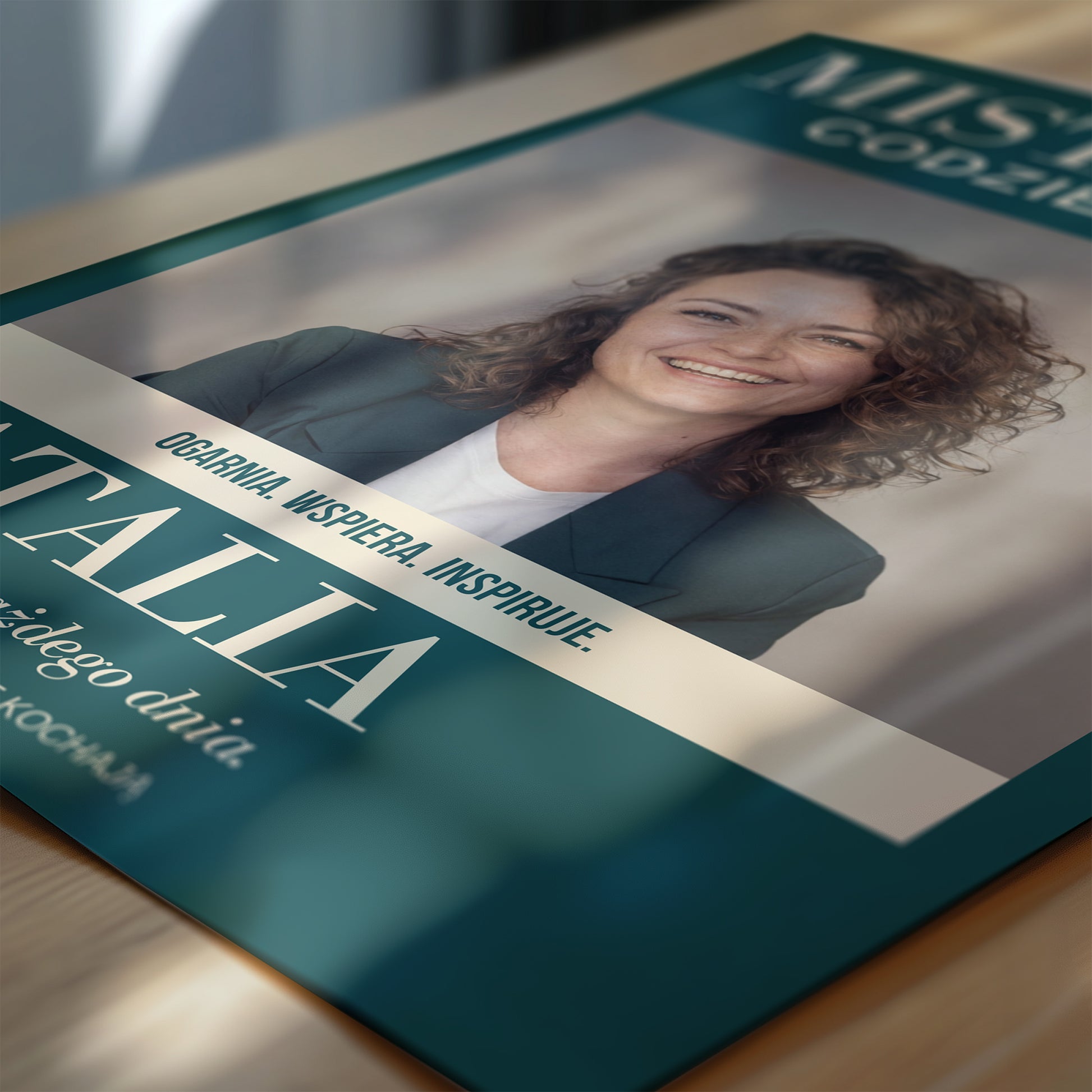 Personalizowany plakat MISTRZYNI CODZIENNOŚCI w zbliżeniu pokazującym nadruk i typografię, z własnym zdjęciem i tekstem | C-PL-COVMAG-20-2130-NF