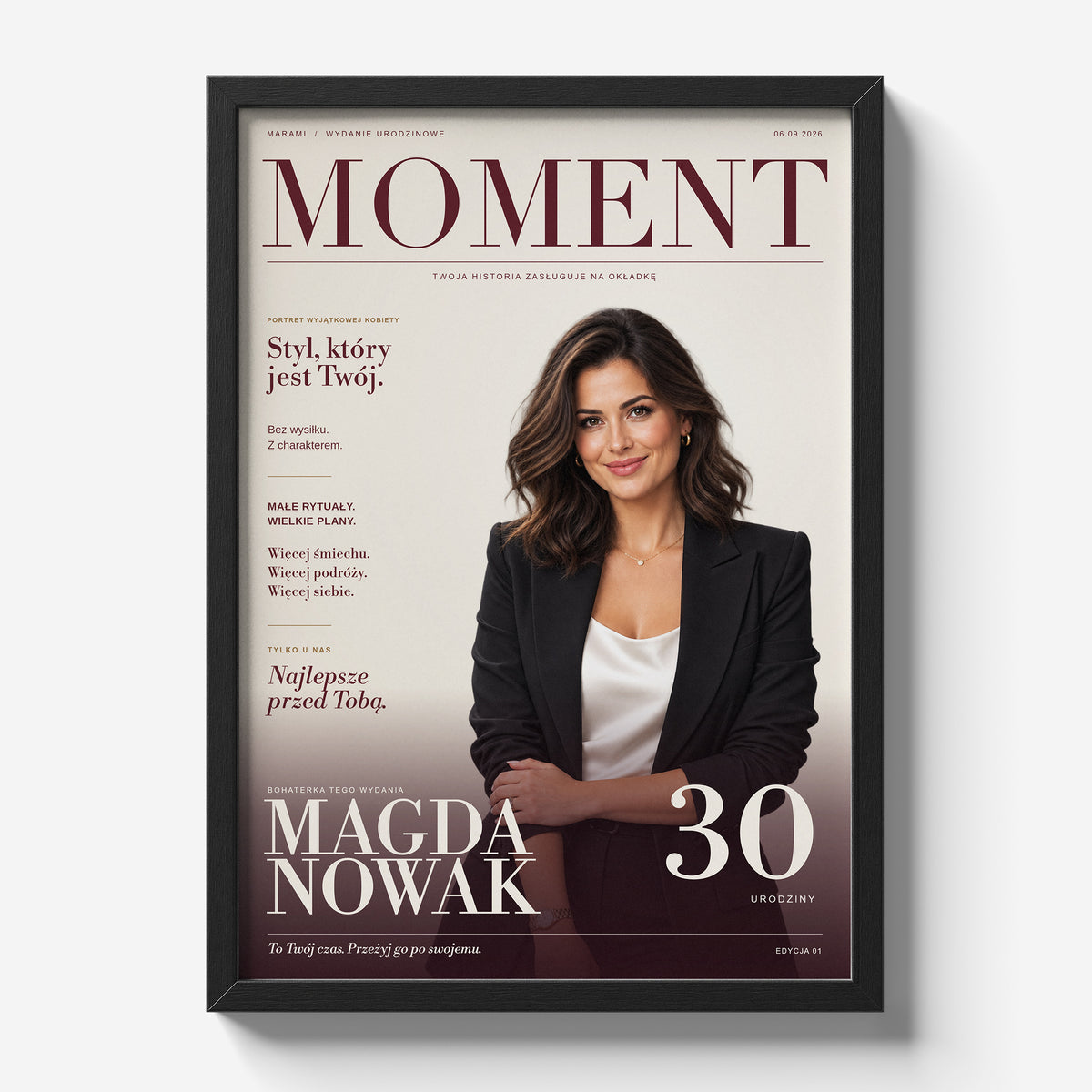 Personalizowany plakat MOMENT w czarnej ramce 21 × 30 cm na jasnym tle. C-PL-COVMAG-3-2130-NF