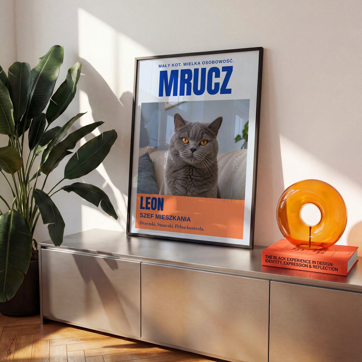 Personalizowany plakat MRUCZ w czarnej ramce na komodzie, z własnym zdjęciem i tekstem | C-PL-PET-6-2130-NF
