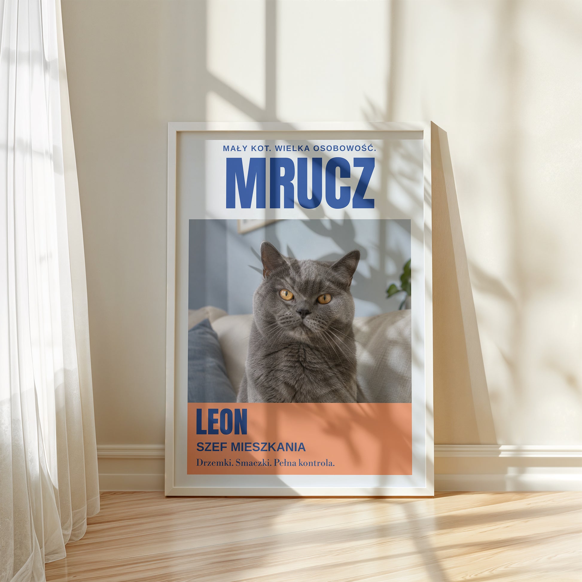 Personalizowany plakat MRUCZ w białej ramce przy oknie, z własnym zdjęciem i tekstem | C-PL-PET-6-2130-NF