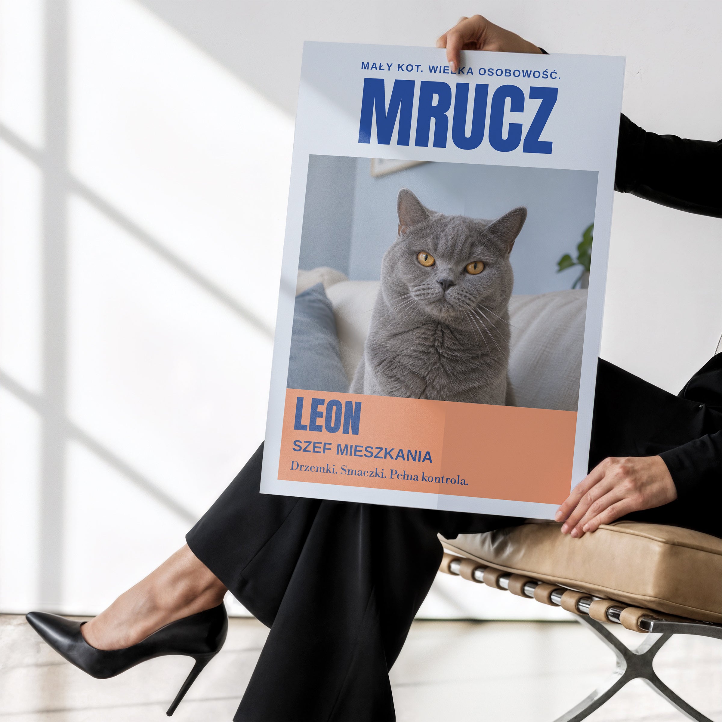 Personalizowany plakat MRUCZ bez ramki trzymany w dłoniach, z własnym zdjęciem i tekstem | C-PL-PET-6-2130-NF