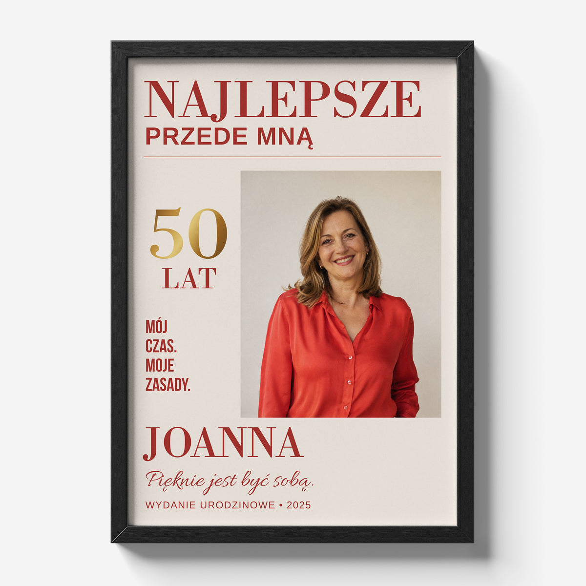Personalizowany plakat NAJLEPSZE PRZEDE MNĄ w czarnej ramce 21×30 na jasnym tle Marami, z własnym zdjęciem i tekstem | C-PL-COVMAG-19-2130-NF