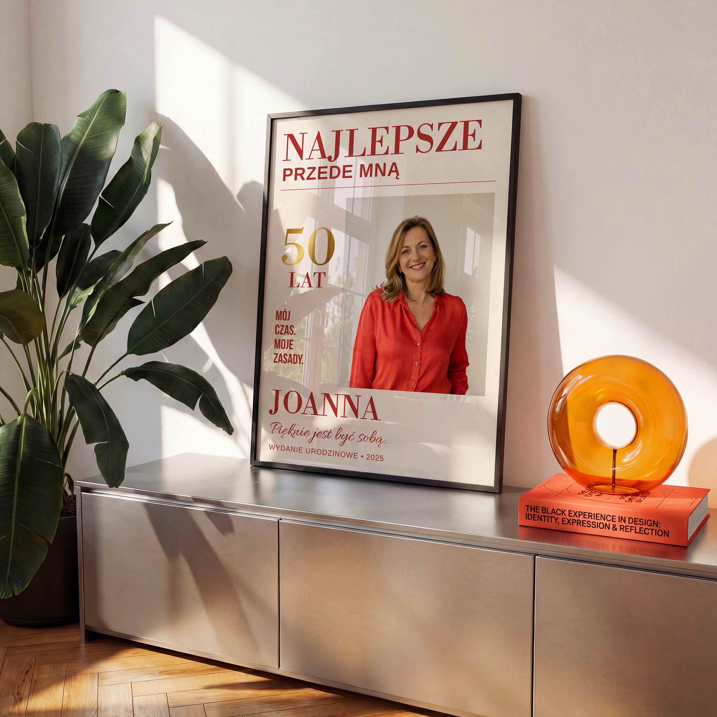 Personalizowany plakat NAJLEPSZE PRZEDE MNĄ w czarnej ramce na komodzie, z własnym zdjęciem i tekstem | C-PL-COVMAG-19-2130-NF