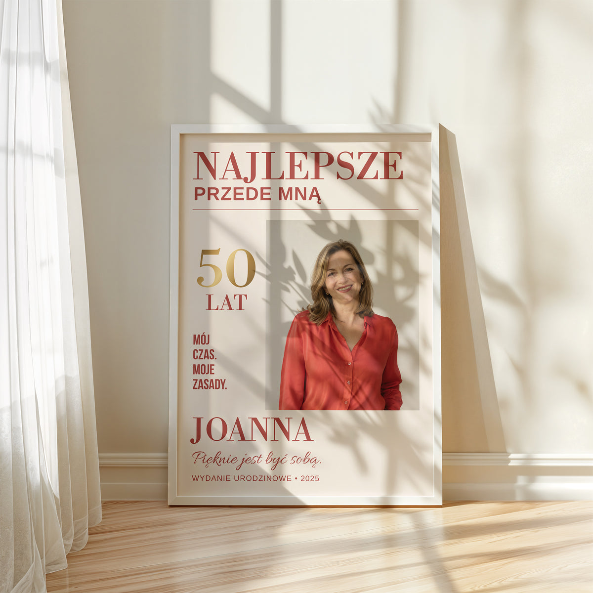 Personalizowany plakat NAJLEPSZE PRZEDE MNĄ w białej ramce przy oknie, z własnym zdjęciem i tekstem | C-PL-COVMAG-19-2130-NF