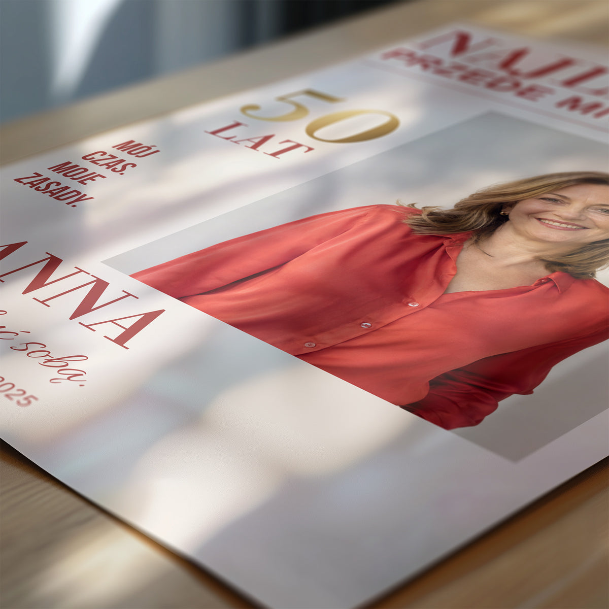 Personalizowany plakat NAJLEPSZE PRZEDE MNĄ w zbliżeniu pokazującym nadruk i typografię, z własnym zdjęciem i tekstem | C-PL-COVMAG-19-2130-NF