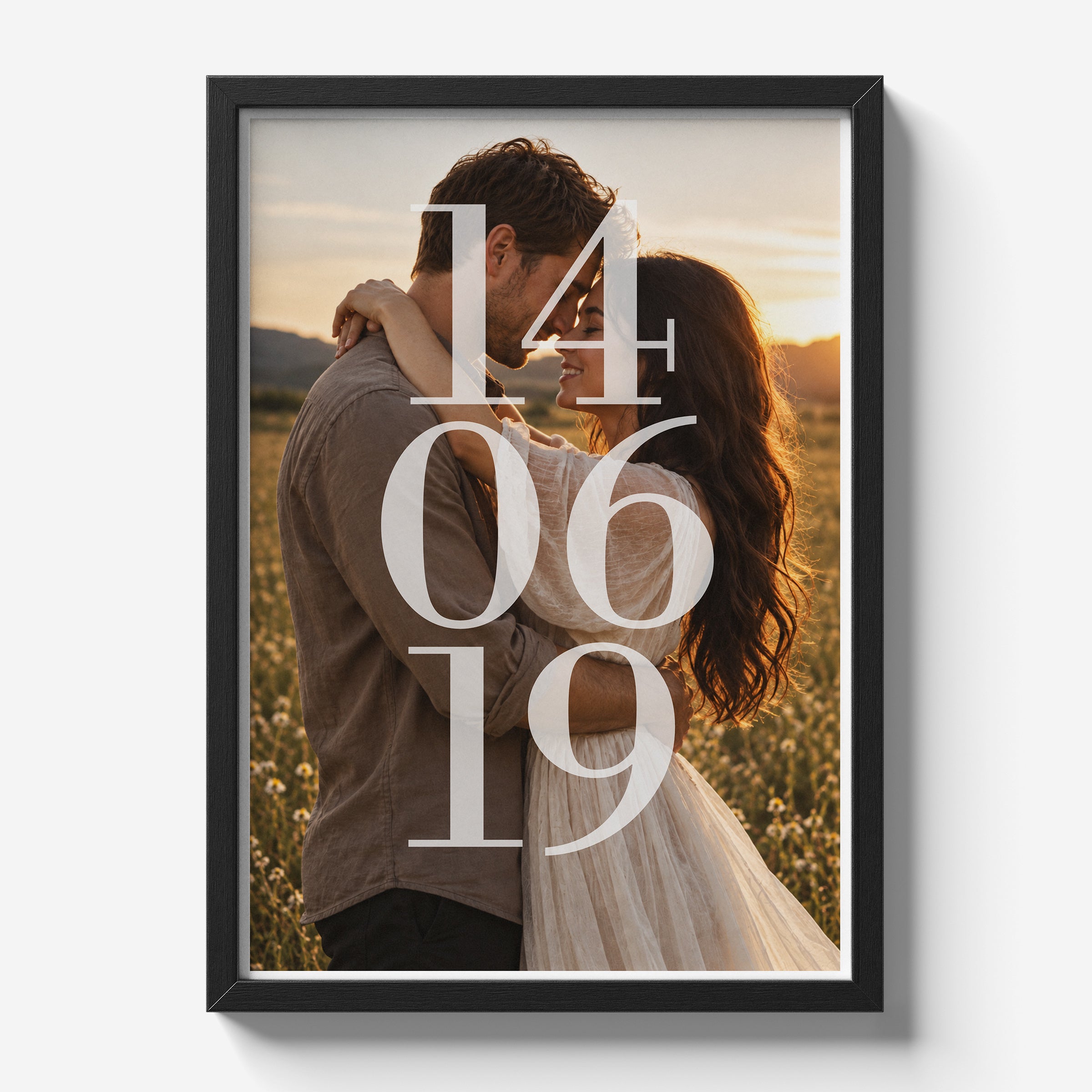 Personalizowany plakat NASZA DATA w czarnej ramce 21×30 na jasnym tle Marami, z własnym zdjęciem i tekstem | C-PL-HEART-19-2130-NF