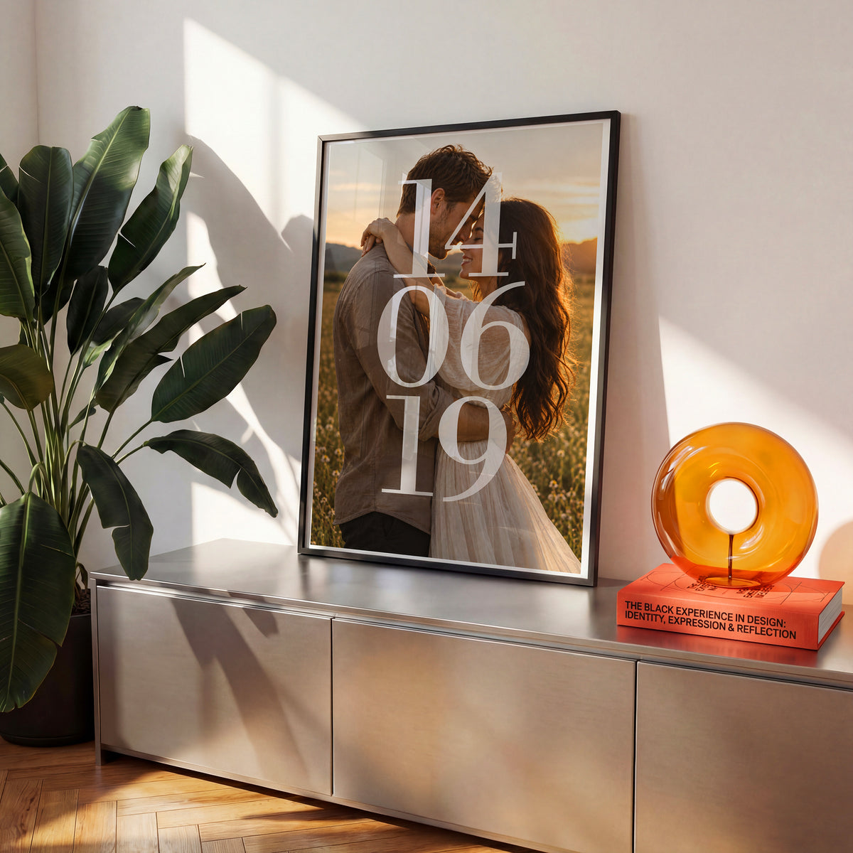 Personalizowany plakat NASZA DATA w czarnej ramce na komodzie, z własnym zdjęciem i tekstem | C-PL-HEART-19-2130-NF