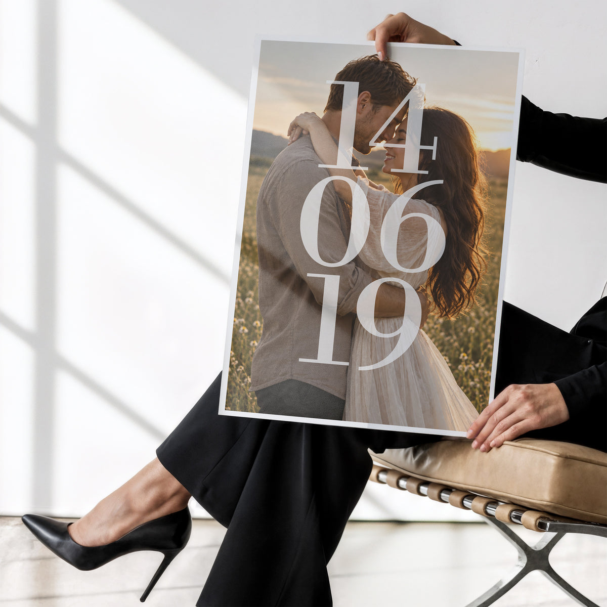 Personalizowany plakat NASZA DATA bez ramki trzymany w dłoniach, z własnym zdjęciem i tekstem | C-PL-HEART-19-2130-NF