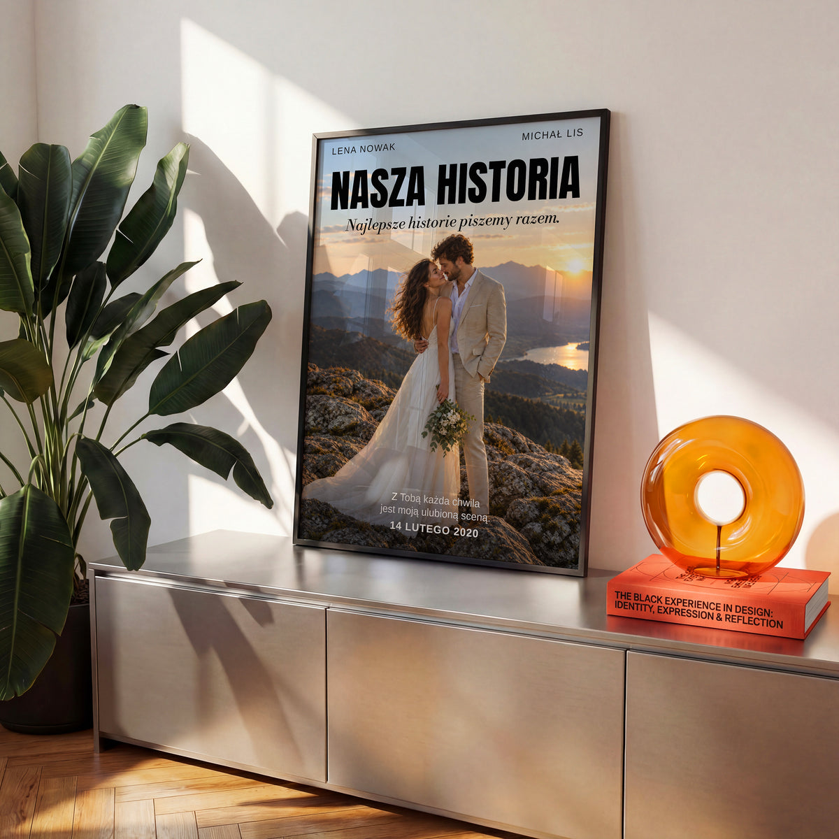 Personalizowany plakat NASZA HISTORIA w czarnej ramce na komodzie, z własnym zdjęciem i tekstem | C-PL-HEART-17-2130-NF