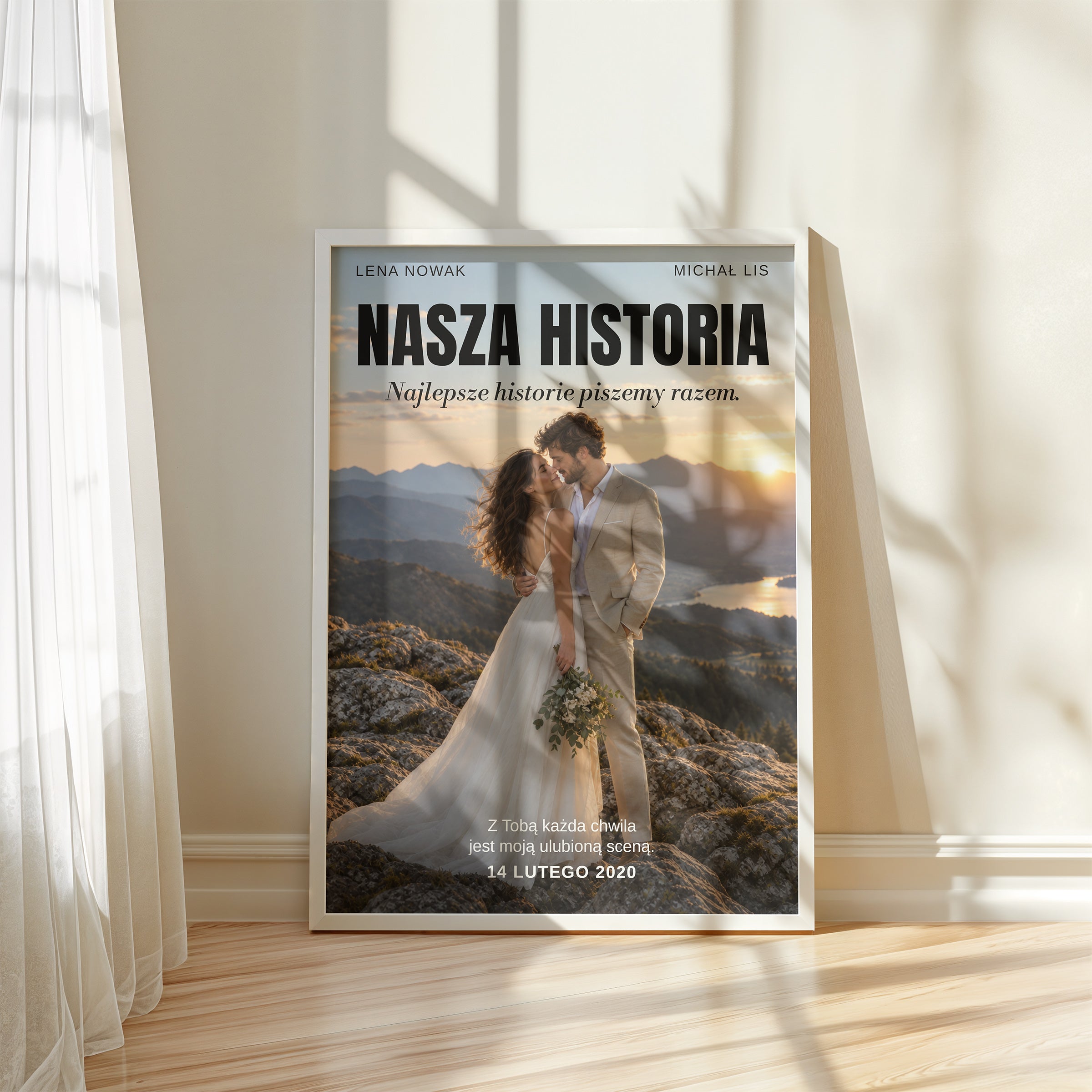 Personalizowany plakat NASZA HISTORIA w białej ramce przy oknie, z własnym zdjęciem i tekstem | C-PL-HEART-17-2130-NF