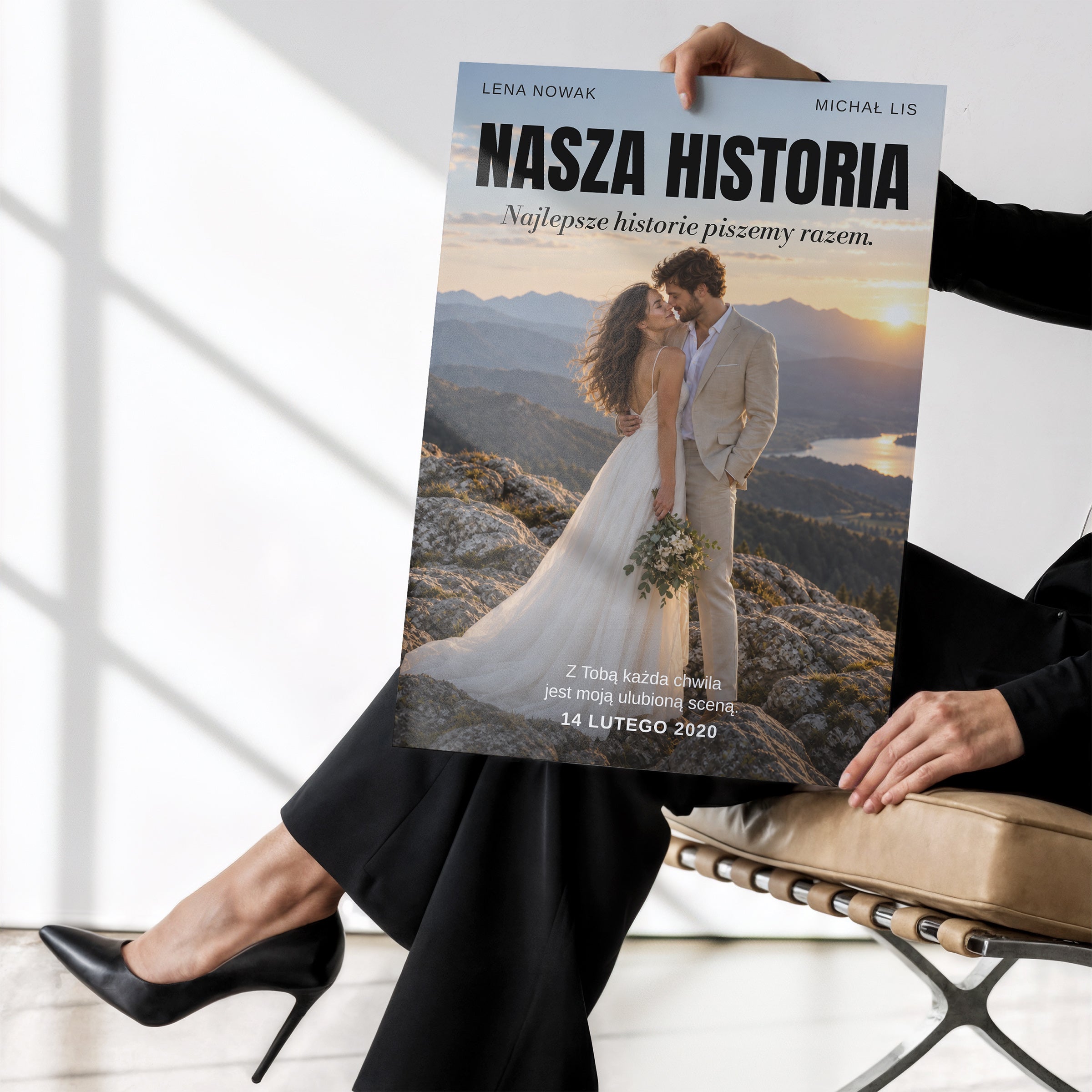 Personalizowany plakat NASZA HISTORIA bez ramki trzymany w dłoniach, z własnym zdjęciem i tekstem | C-PL-HEART-17-2130-NF
