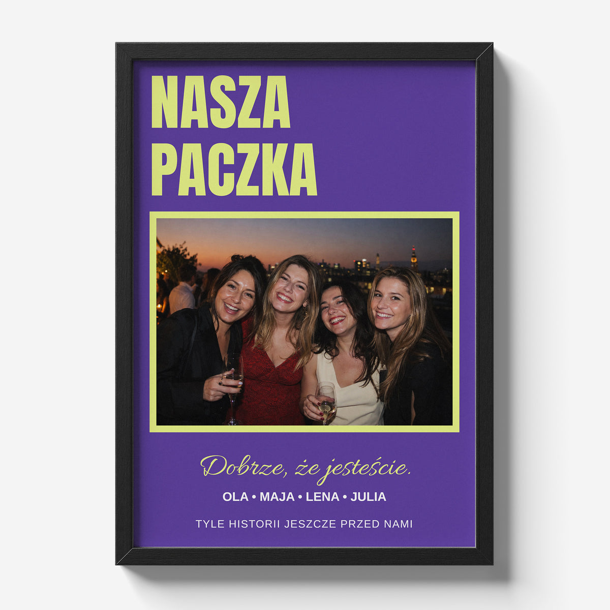 Personalizowany plakat NASZA PACZKA w czarnej ramce 21×30 na jasnym tle Marami, z własnym zdjęciem i tekstem | C-PL-HEART-30-2130-NF