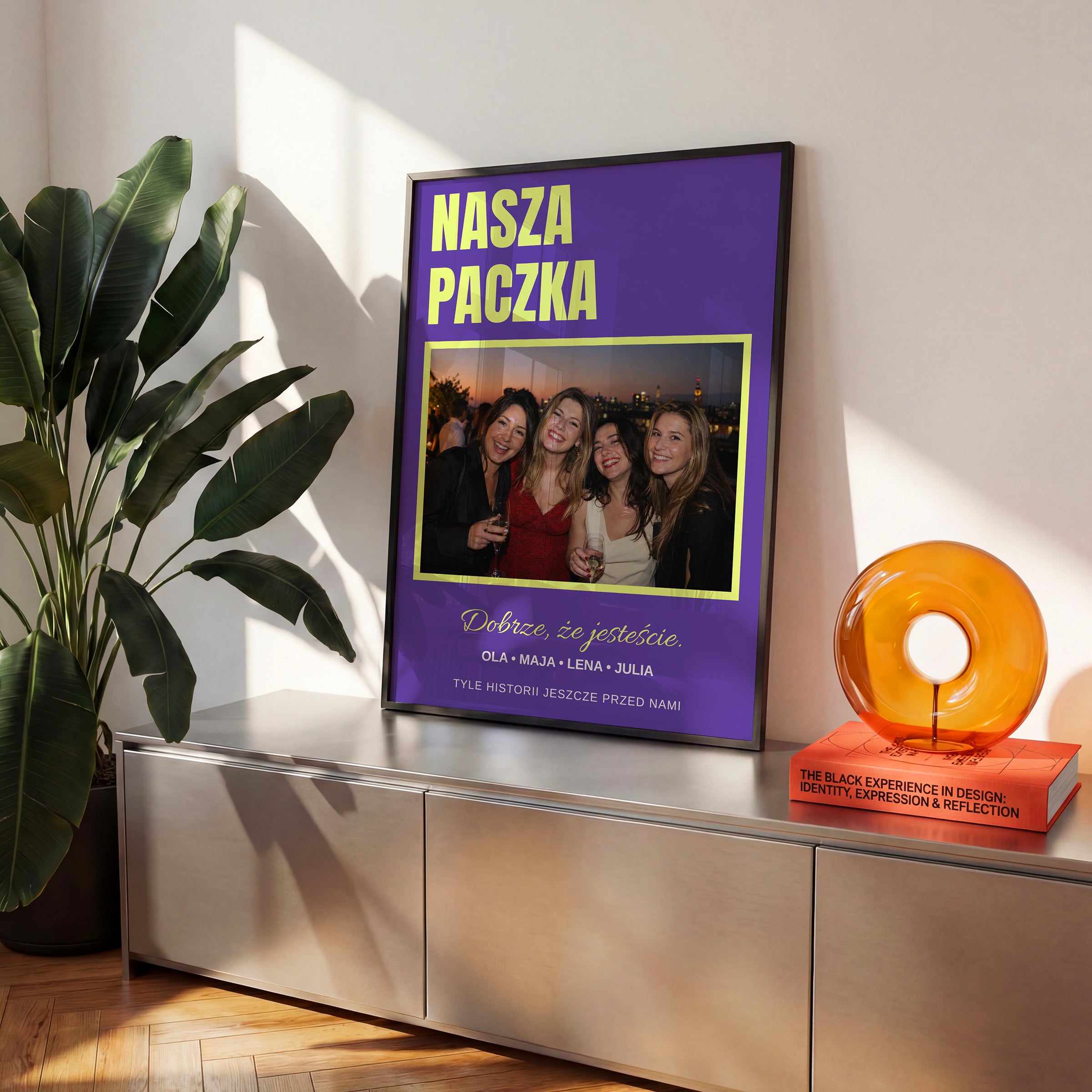 Personalizowany plakat NASZA PACZKA w czarnej ramce na komodzie, z własnym zdjęciem i tekstem | C-PL-HEART-30-2130-NF