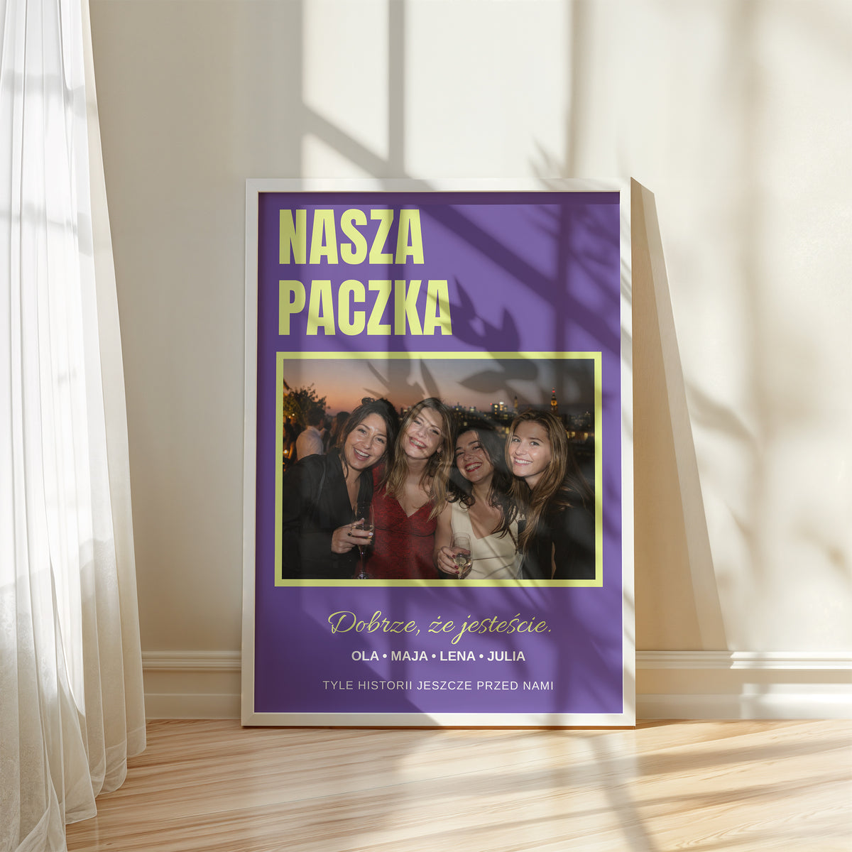Personalizowany plakat NASZA PACZKA w białej ramce przy oknie, z własnym zdjęciem i tekstem | C-PL-HEART-30-2130-NF