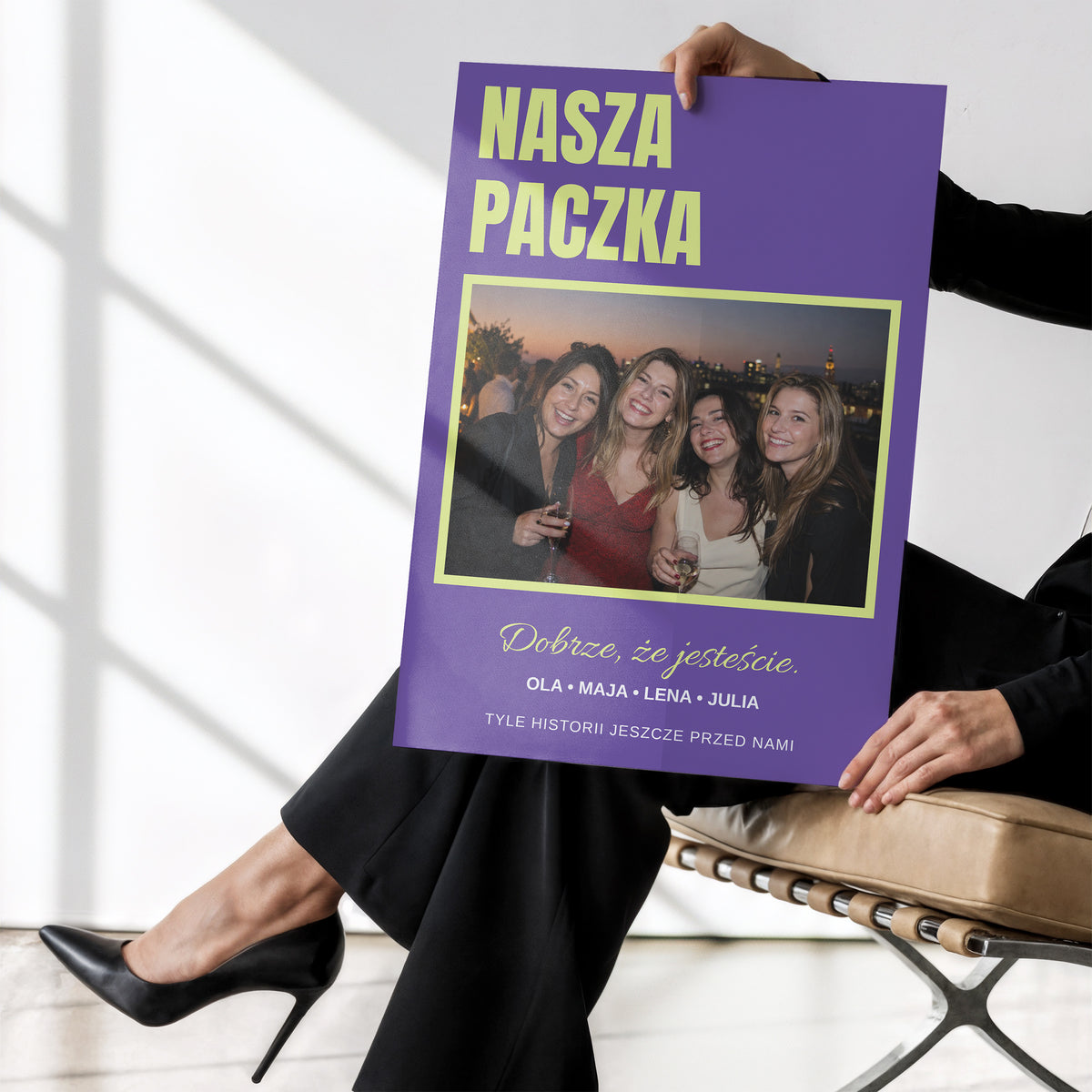 Personalizowany plakat NASZA PACZKA bez ramki trzymany w dłoniach, z własnym zdjęciem i tekstem | C-PL-HEART-30-2130-NF