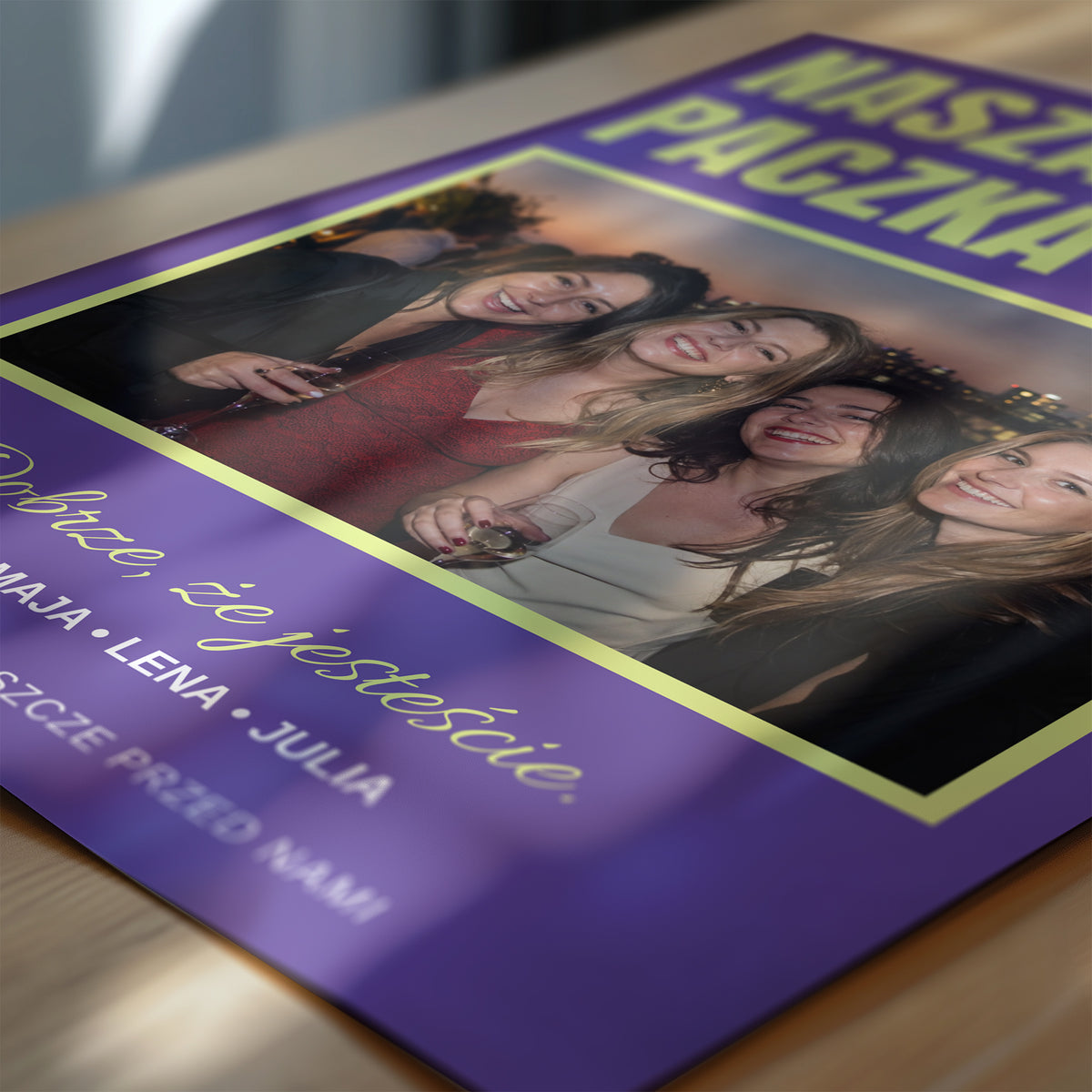 Personalizowany plakat NASZA PACZKA w zbliżeniu pokazującym nadruk i typografię, z własnym zdjęciem i tekstem | C-PL-HEART-30-2130-NF
