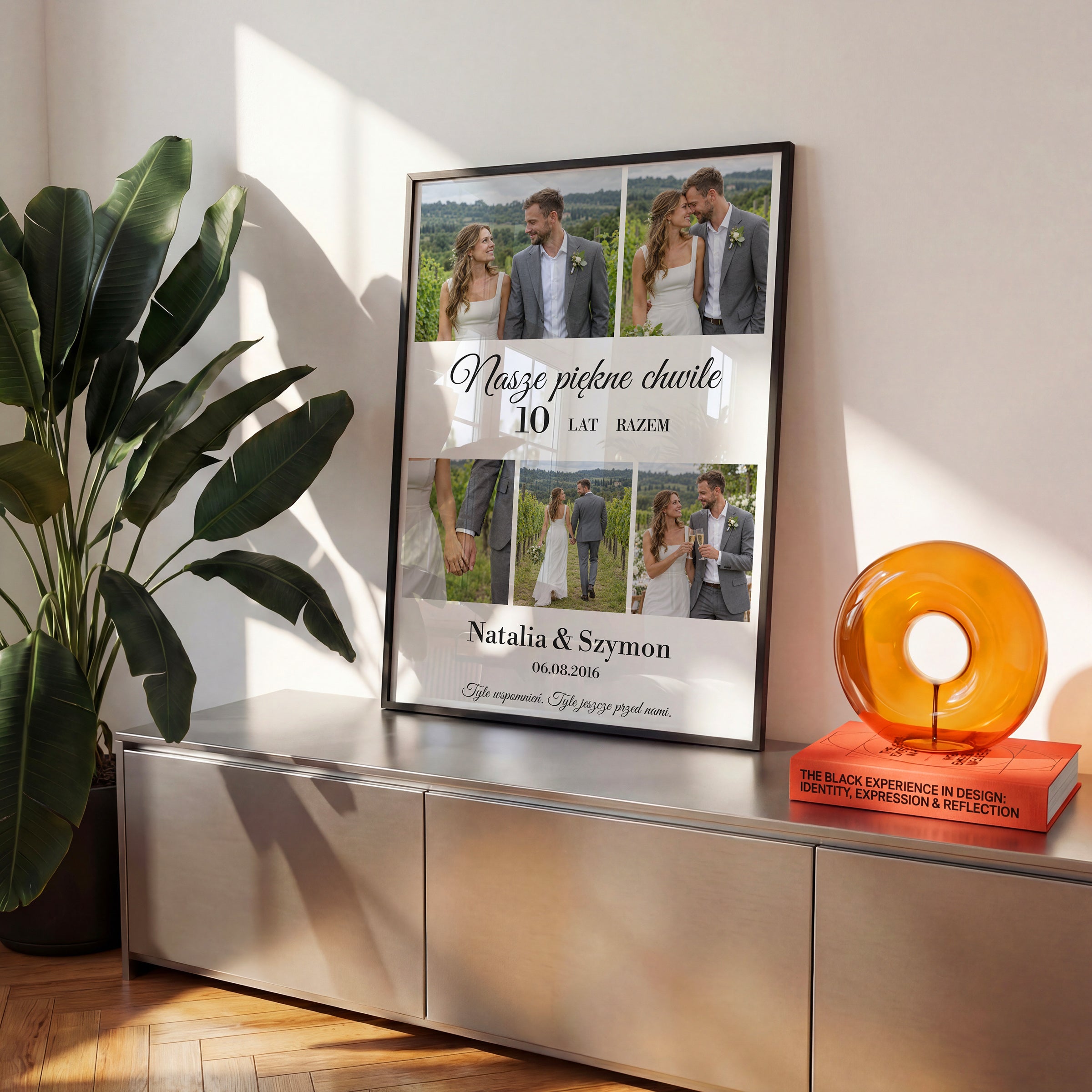 Personalizowany plakat NASZE CHWILE w czarnej ramce na komodzie, z własnym zdjęciem i tekstem | C-PL-HEART-14-2130-NF
