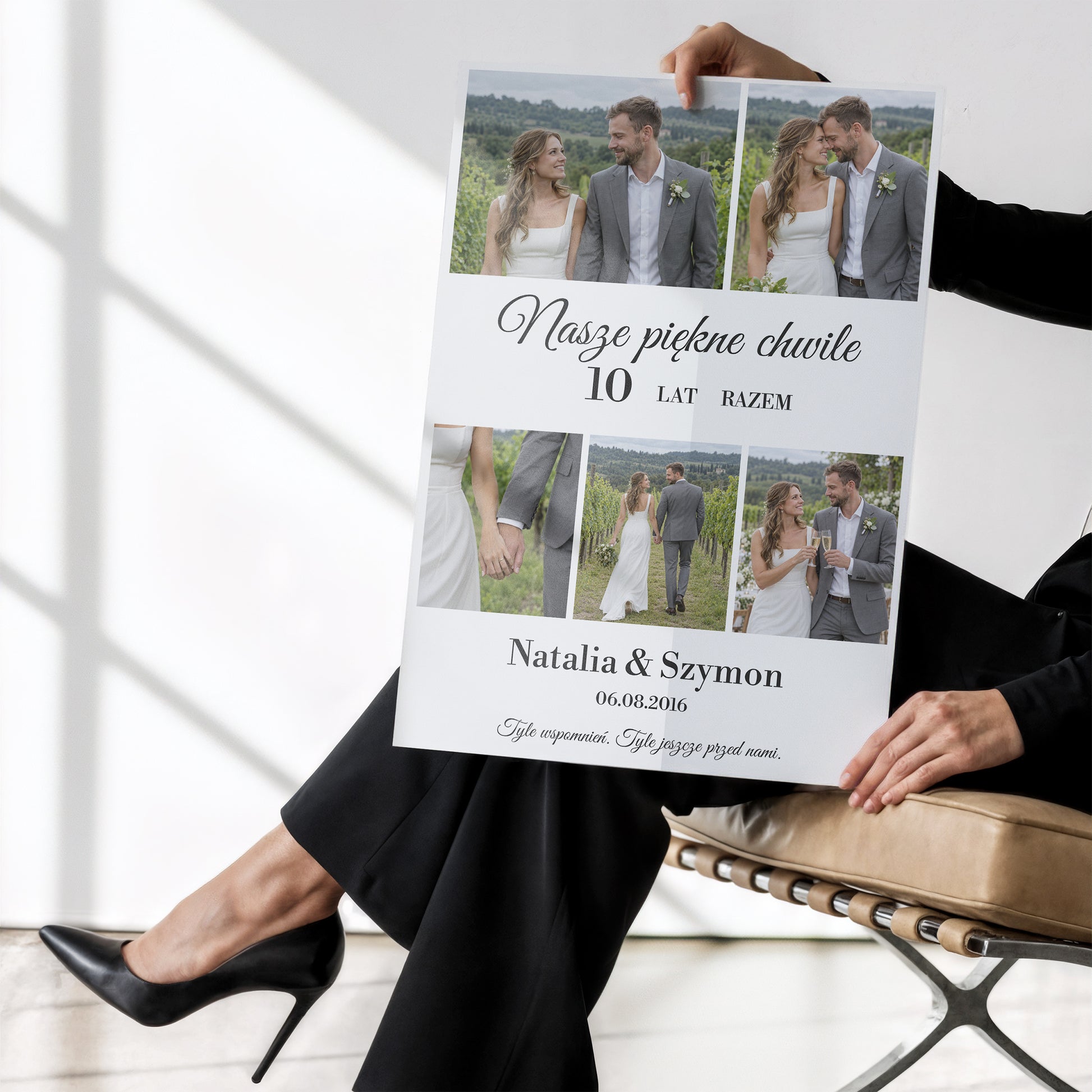 Personalizowany plakat NASZE CHWILE bez ramki trzymany w dłoniach, z własnym zdjęciem i tekstem | C-PL-HEART-14-2130-NF