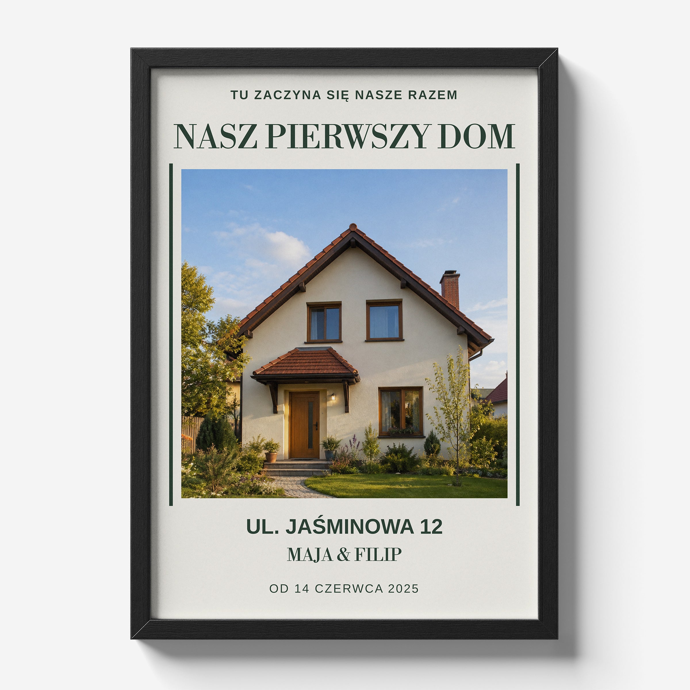 Personalizowany plakat NASZ PIERWSZY DOM w czarnej ramce 21×30 na jasnym tle Marami, z własnym zdjęciem i tekstem | C-PL-HEART-26-2130-NF