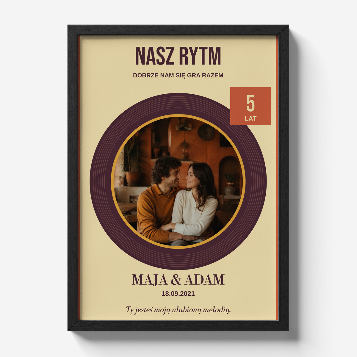 Personalizowany plakat NASZ RYTM w czarnej ramce 21×30 na jasnym tle Marami, z własnym zdjęciem i tekstem | C-PL-HEART-10-2130-NF