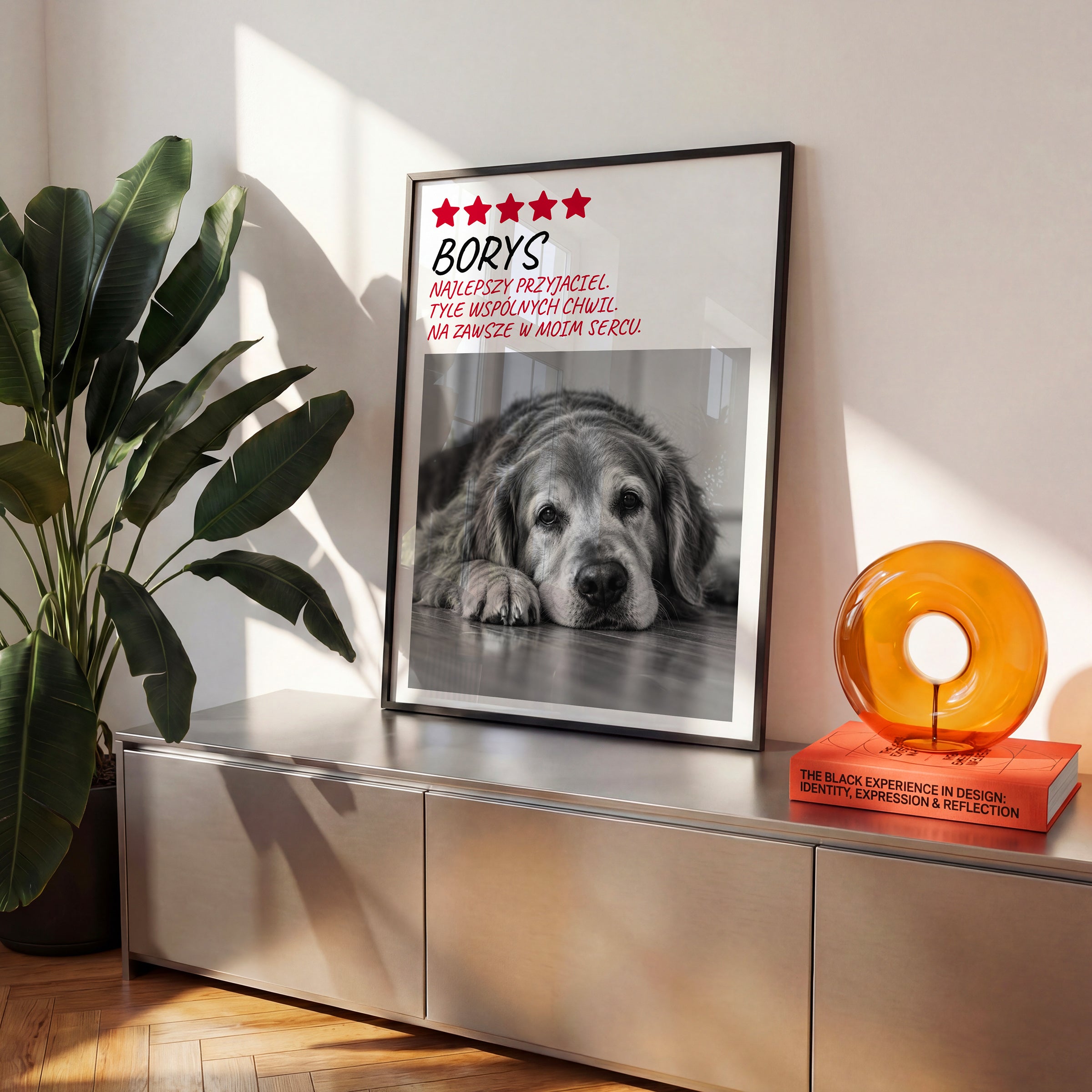 Personalizowany plakat NA ZAWSZE W SERCU w czarnej ramce na komodzie, z własnym zdjęciem i tekstem | C-PL-PET-5-2130-NF