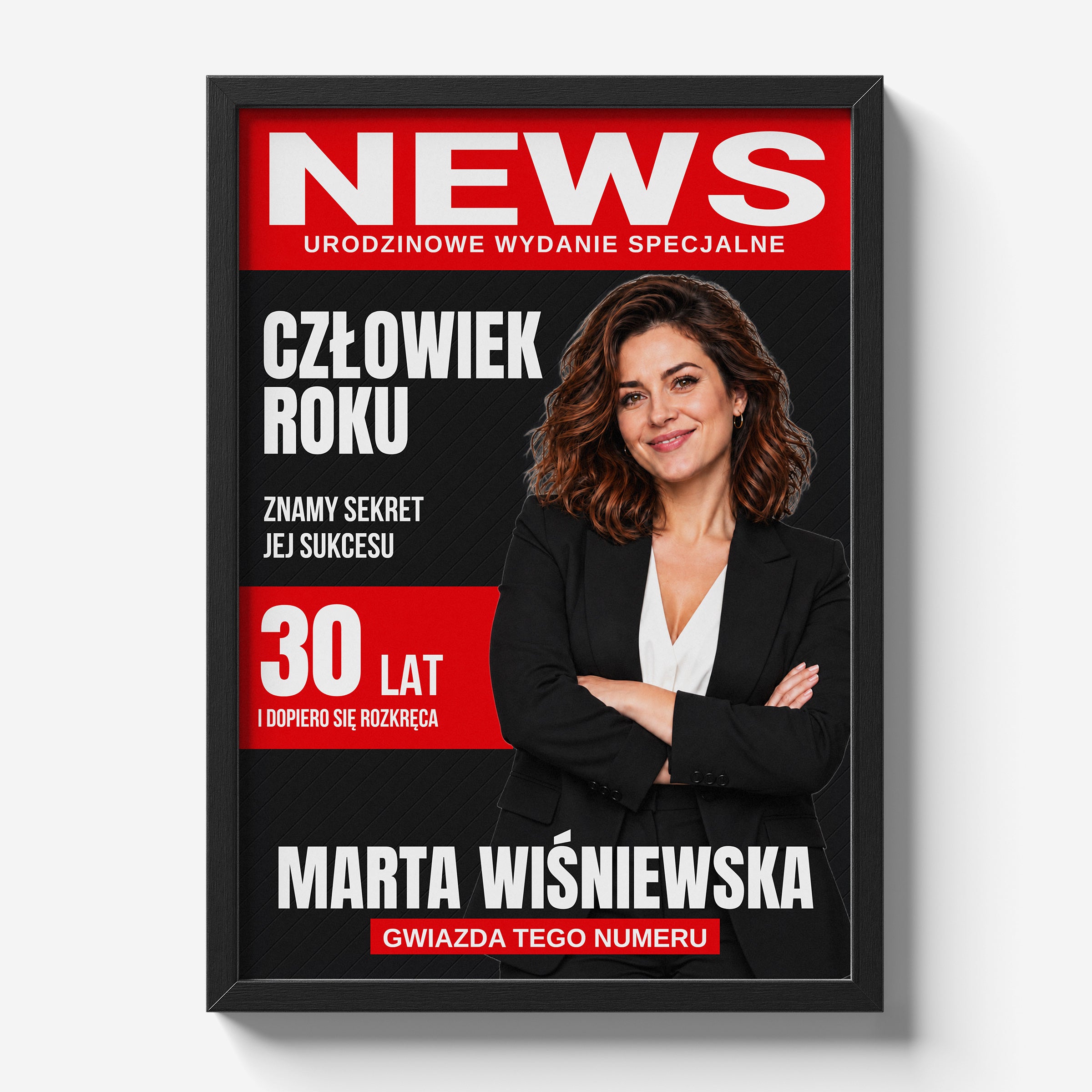 Personalizowany plakat NEWS w czarnej ramce 21×30 na jasnym tle Marami, z własnym zdjęciem i tekstem | C-PL-COVMAG-12-2130-NF