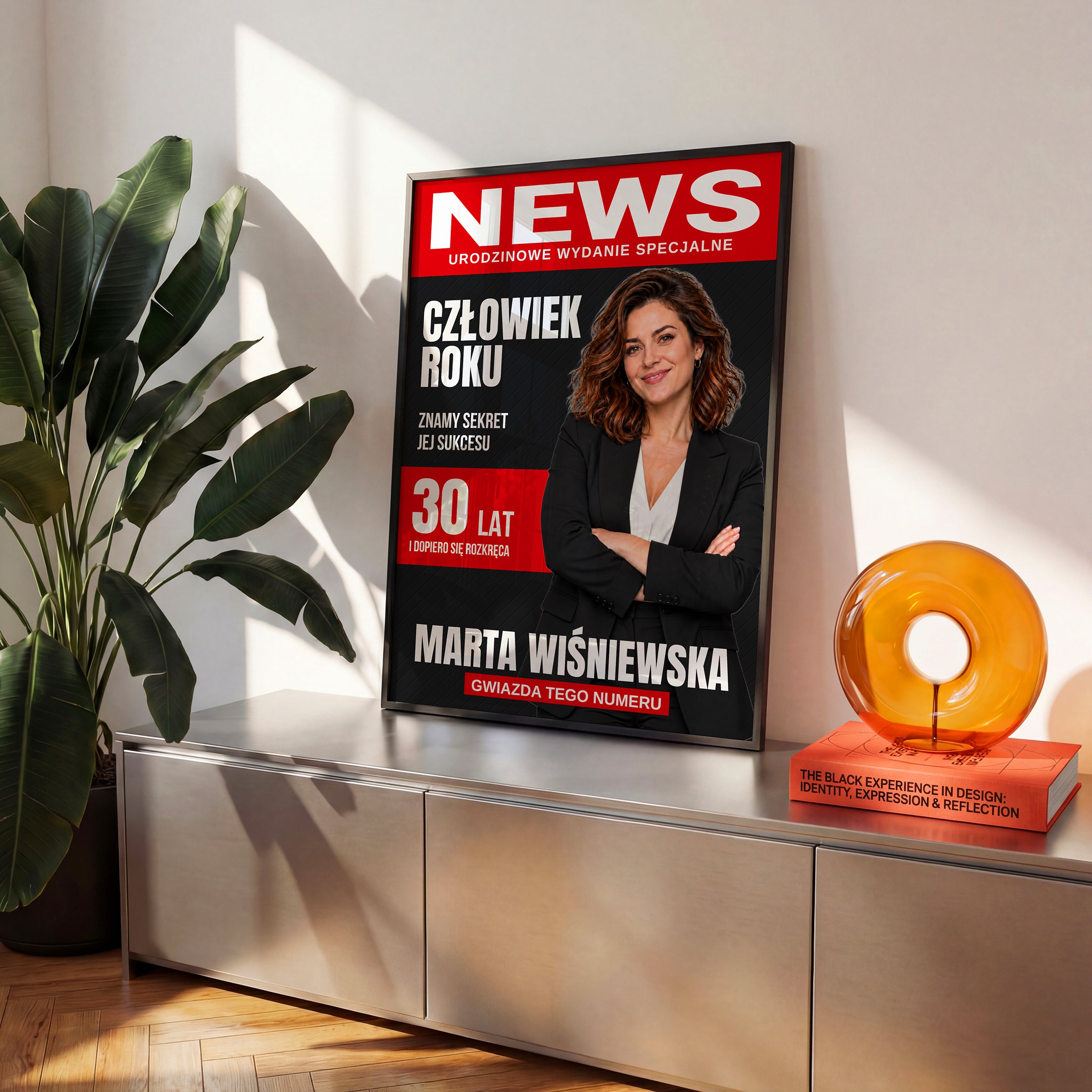 Personalizowany plakat NEWS w czarnej ramce na komodzie, z własnym zdjęciem i tekstem | C-PL-COVMAG-12-2130-NF