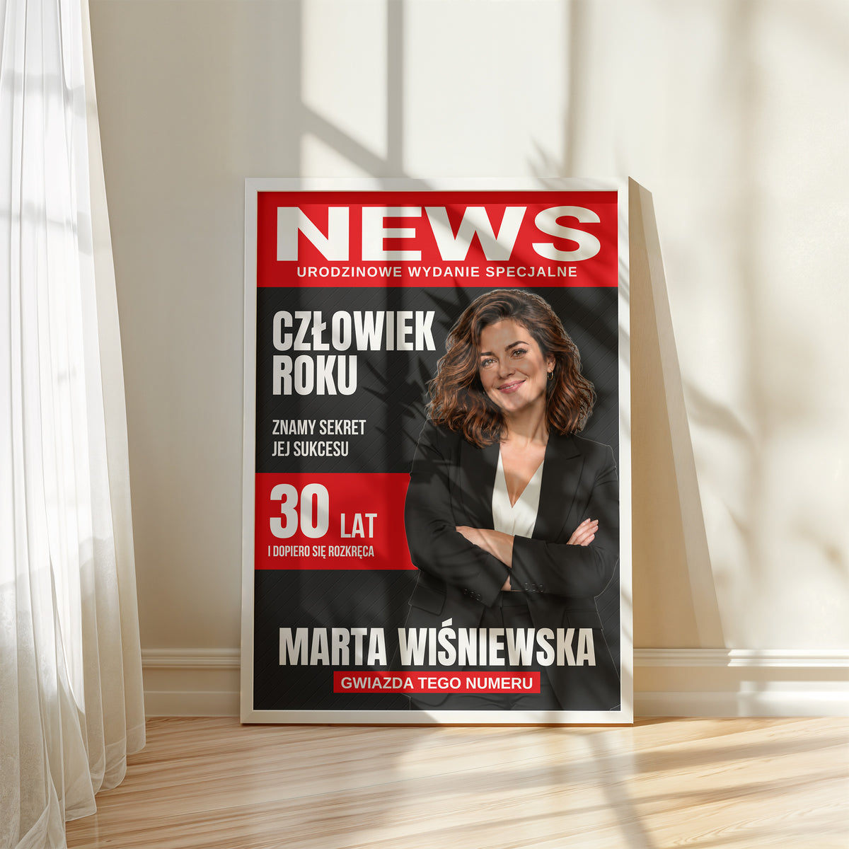 Personalizowany plakat NEWS w białej ramce przy oknie, z własnym zdjęciem i tekstem | C-PL-COVMAG-12-2130-NF