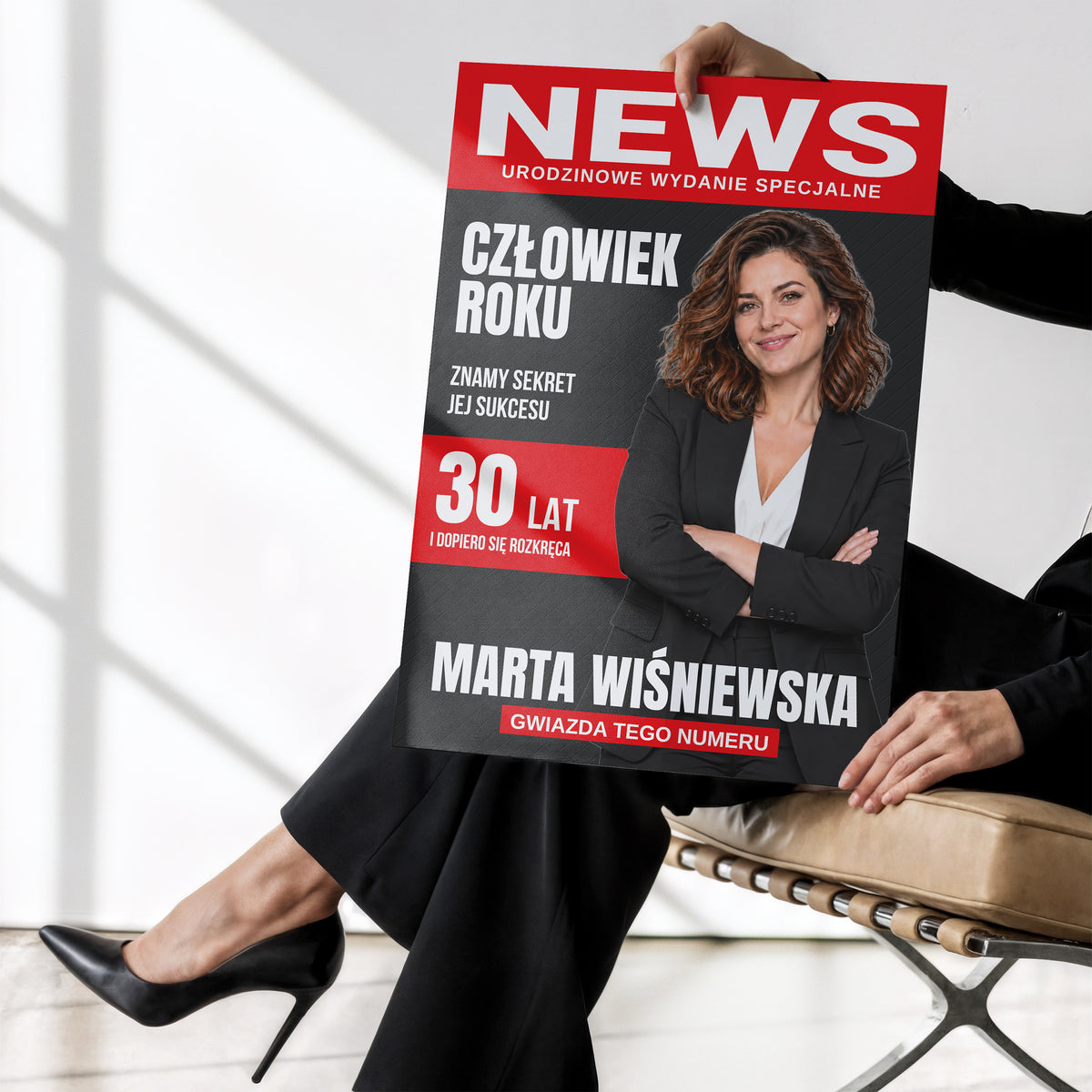 Personalizowany plakat NEWS bez ramki trzymany w dłoniach, z własnym zdjęciem i tekstem | C-PL-COVMAG-12-2130-NF