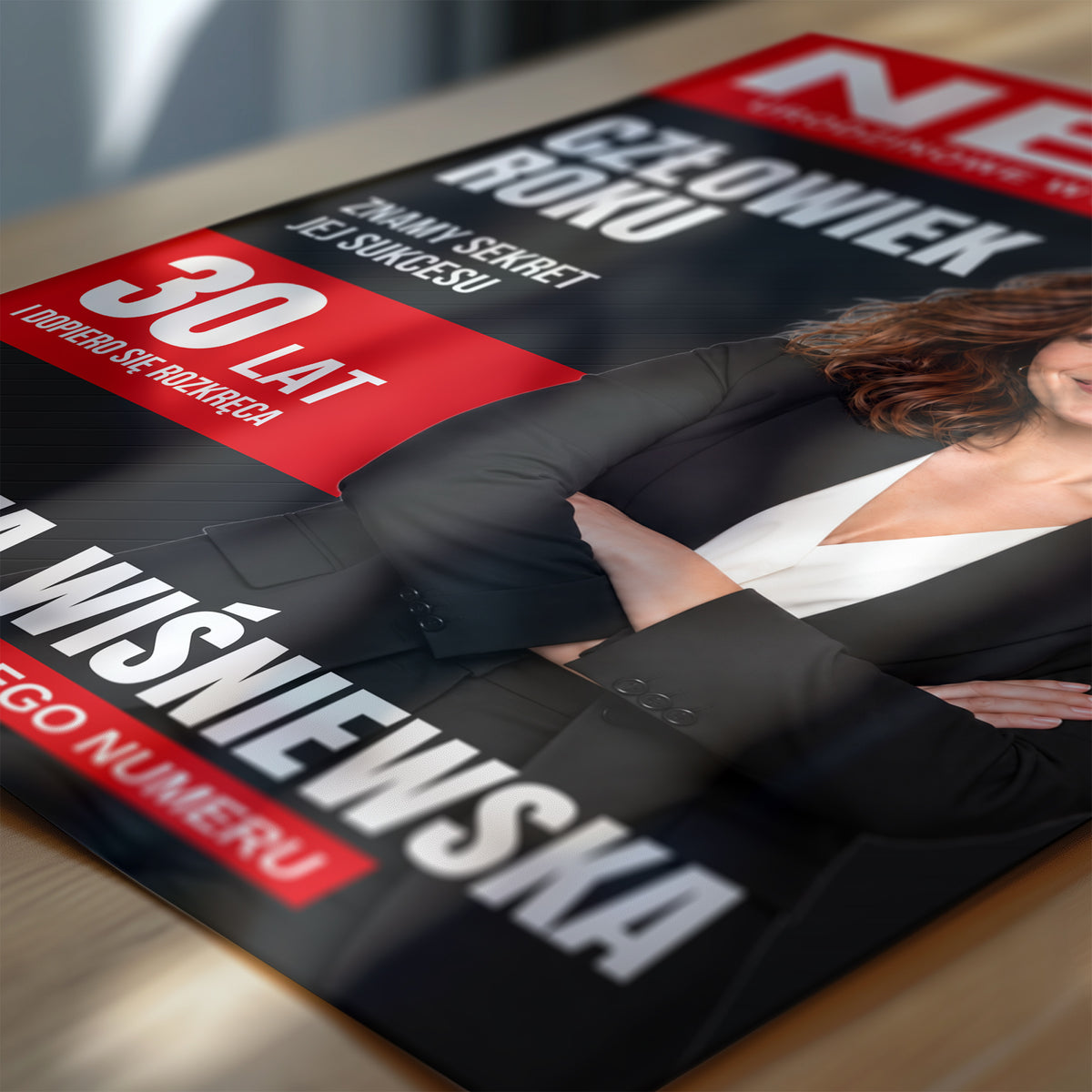 Personalizowany plakat NEWS w zbliżeniu pokazującym nadruk i typografię, z własnym zdjęciem i tekstem | C-PL-COVMAG-12-2130-NF