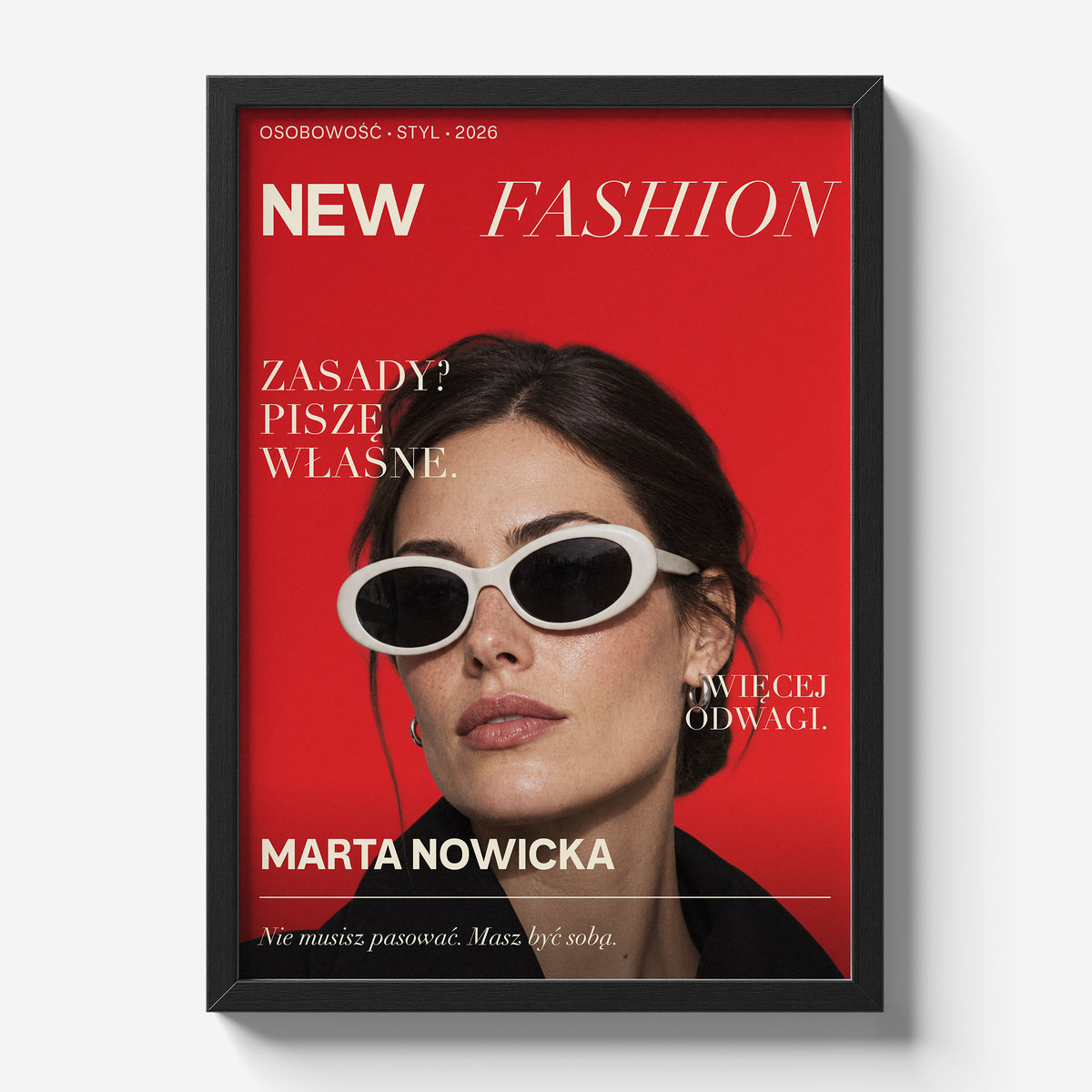 Personalizowany plakat New Fashion w czarnej ramce na jasnym tle. Portret na czerwonym tle z białą typografią. Dekoracja ze zdjęciem.
