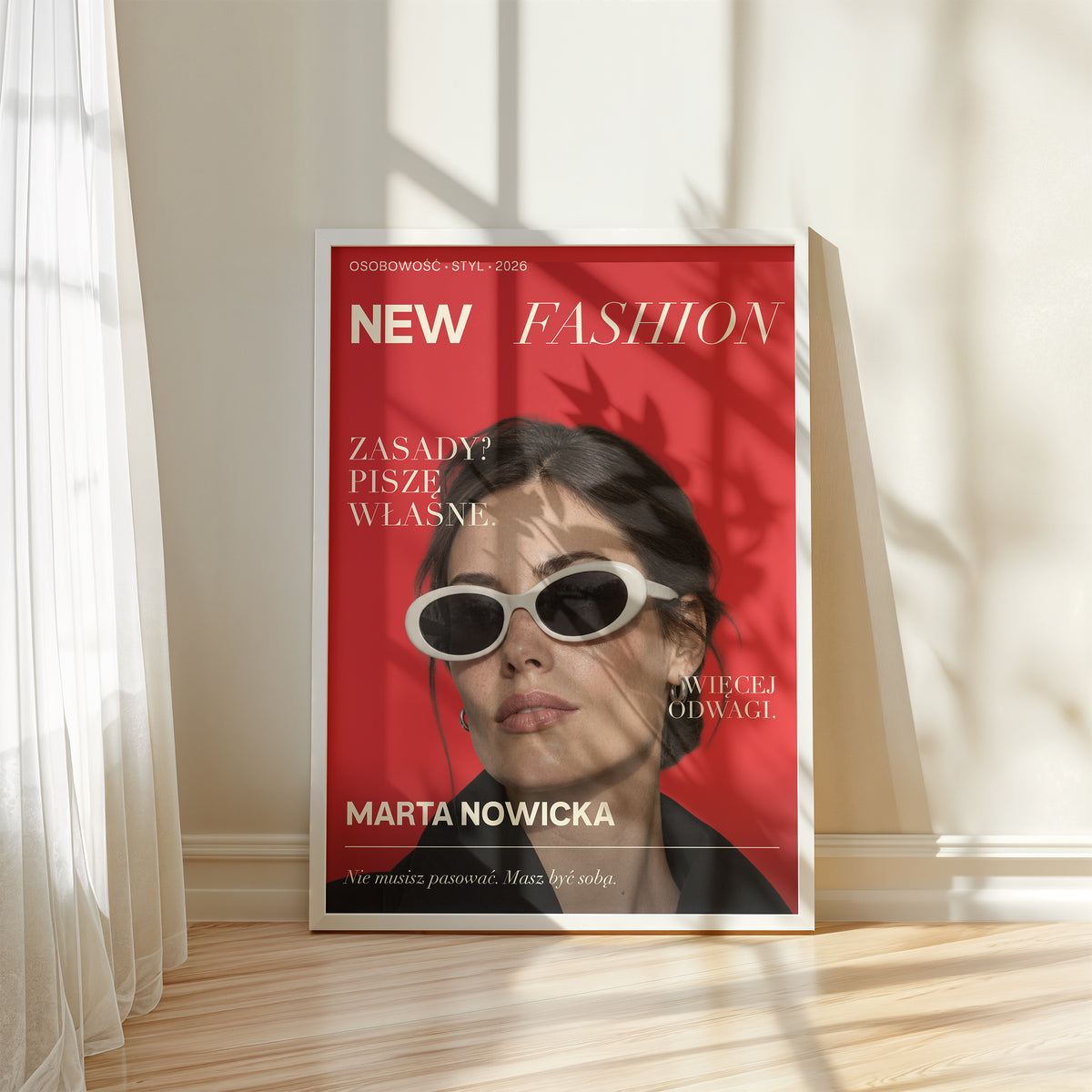 Personalizowany plakat New Fashion w białej ramce przy oknie. Portret na czerwonym tle z białą typografią. Dekoracja ze zdjęciem.