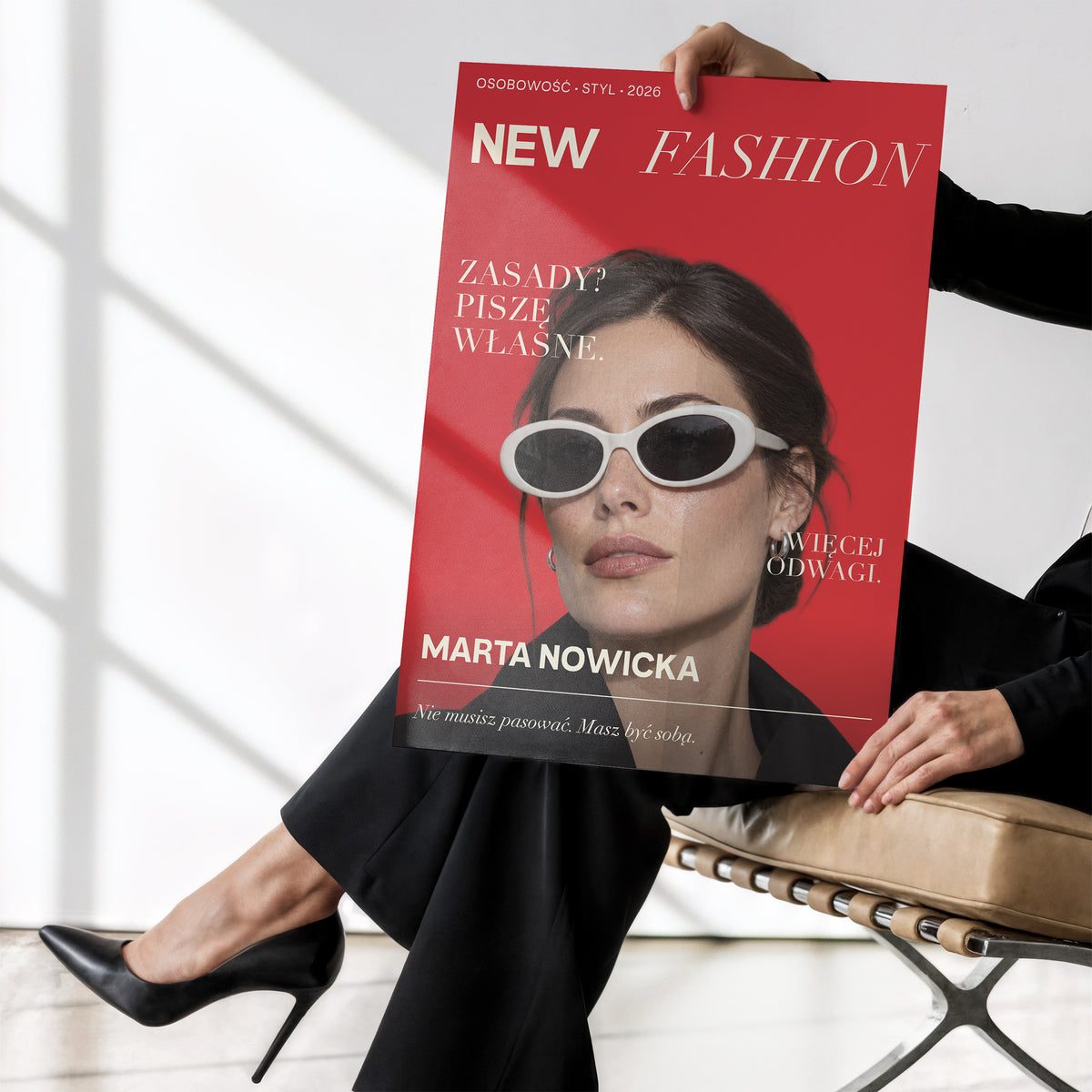 Personalizowany plakat New Fashion bez ramki, trzymany w dłoniach. Portret na czerwonym tle z białą typografią. Dekoracja ze zdjęciem.
