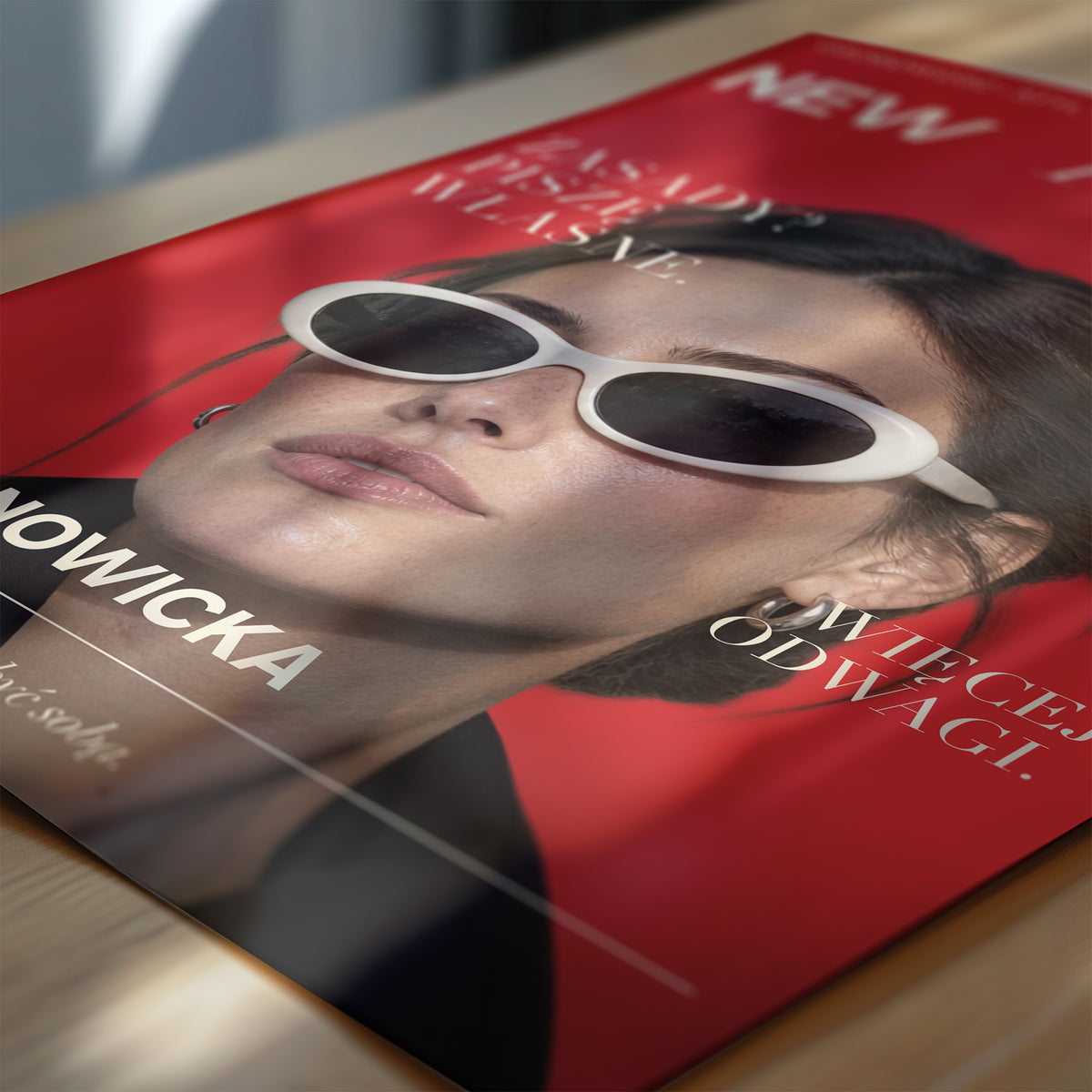 Personalizowany plakat New Fashion w zbliżeniu pokazującym druk. Portret na czerwonym tle z białą typografią. Dekoracja ze zdjęciem.