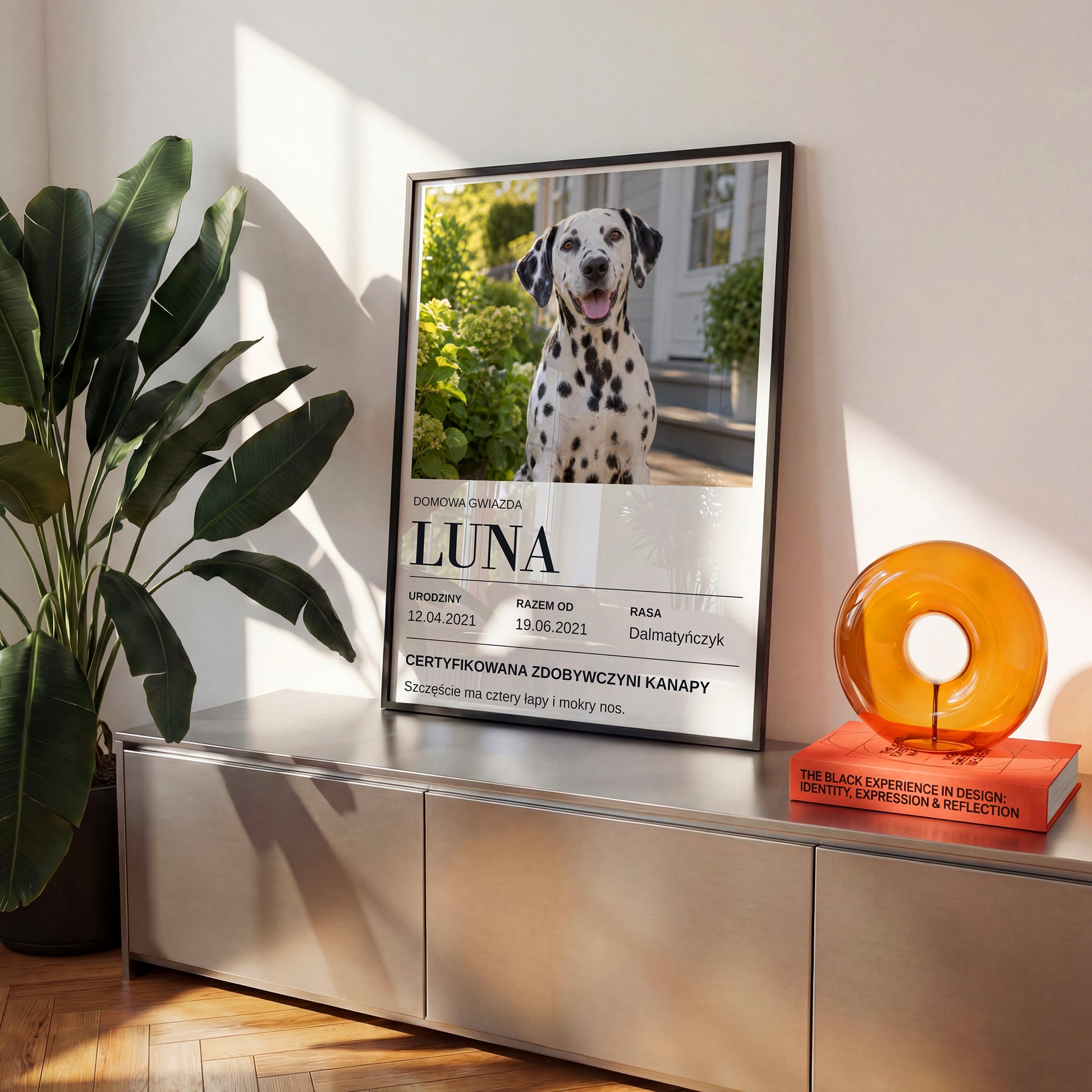 Personalizowany plakat Najlepszy Kumpel w czarnej ramce na komodzie, z własnym zdjęciem i tekstem | C-PL-PET-3-2130-NF