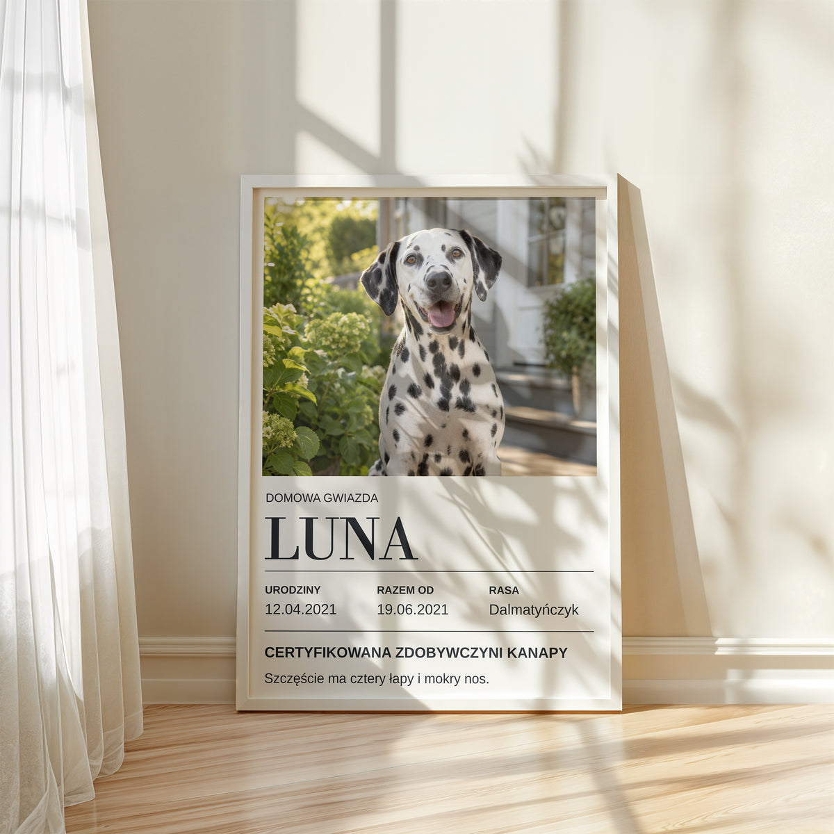 Personalizowany plakat Najlepszy Kumpel w białej ramce przy oknie, z własnym zdjęciem i tekstem | C-PL-PET-3-2130-NF