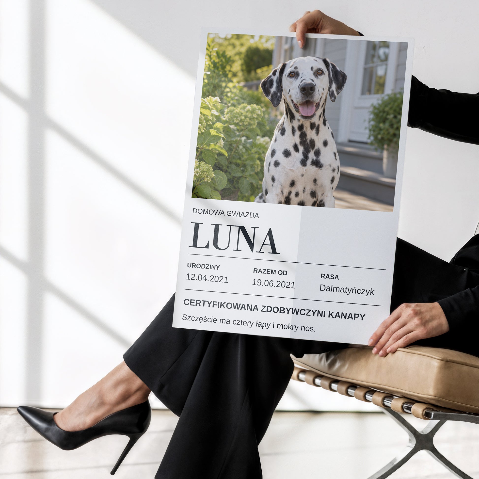 Personalizowany plakat Najlepszy Kumpel bez ramki trzymany w dłoniach, z własnym zdjęciem i tekstem | C-PL-PET-3-2130-NF