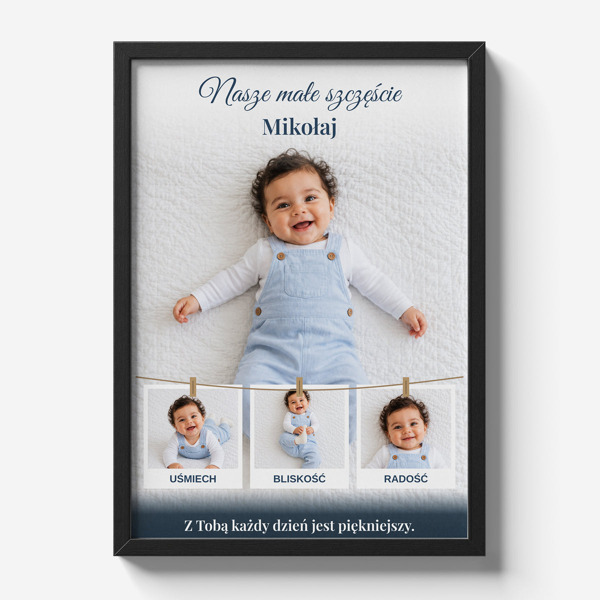 Personalizowany plakat Nasze Małe Szczęście w czarnej ramce 21×30 na jasnym tle Marami, z własnym zdjęciem i tekstem | C-PL-BABY-3-2130-NF