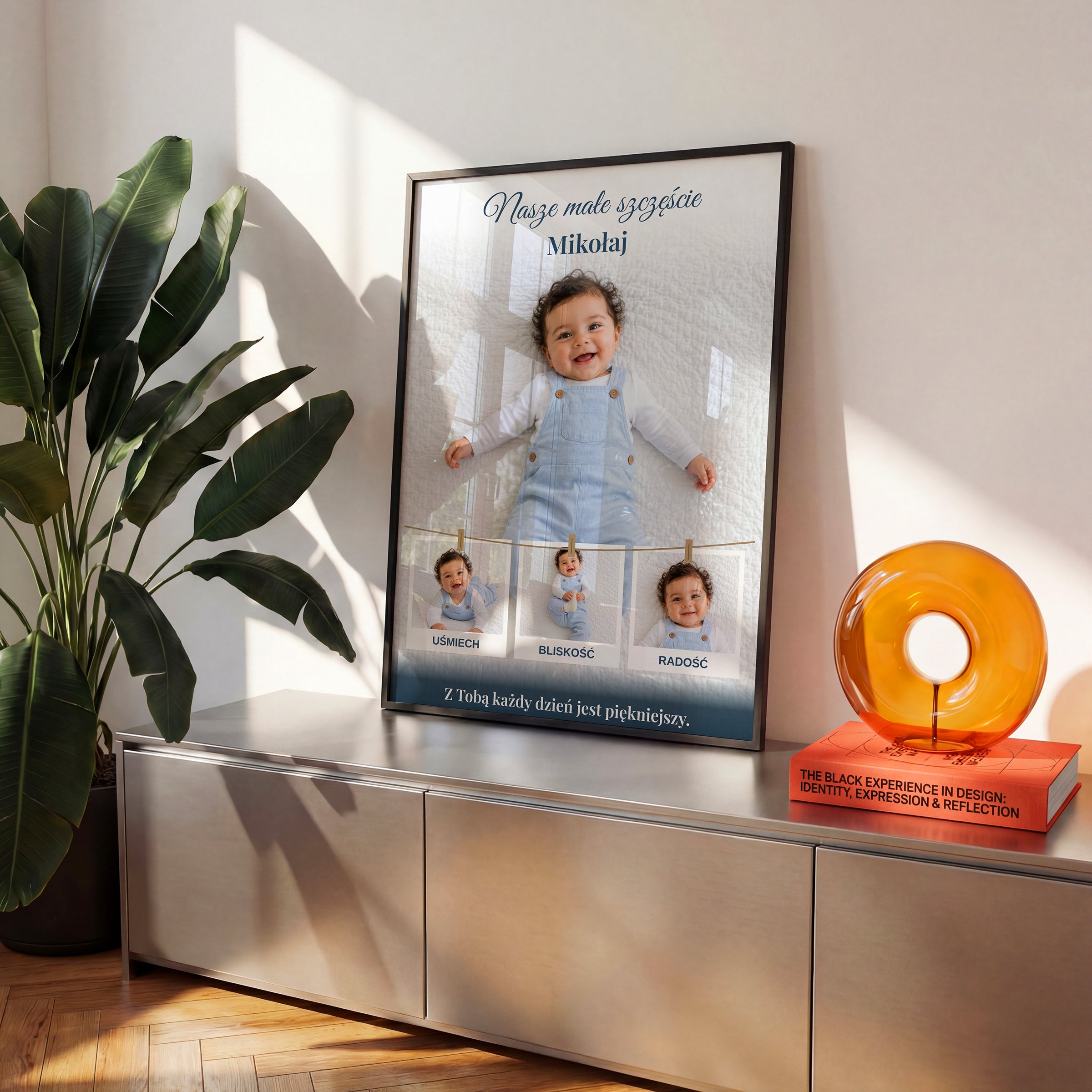 Personalizowany plakat Nasze Małe Szczęście w czarnej ramce na komodzie, z własnym zdjęciem i tekstem | C-PL-BABY-3-2130-NF