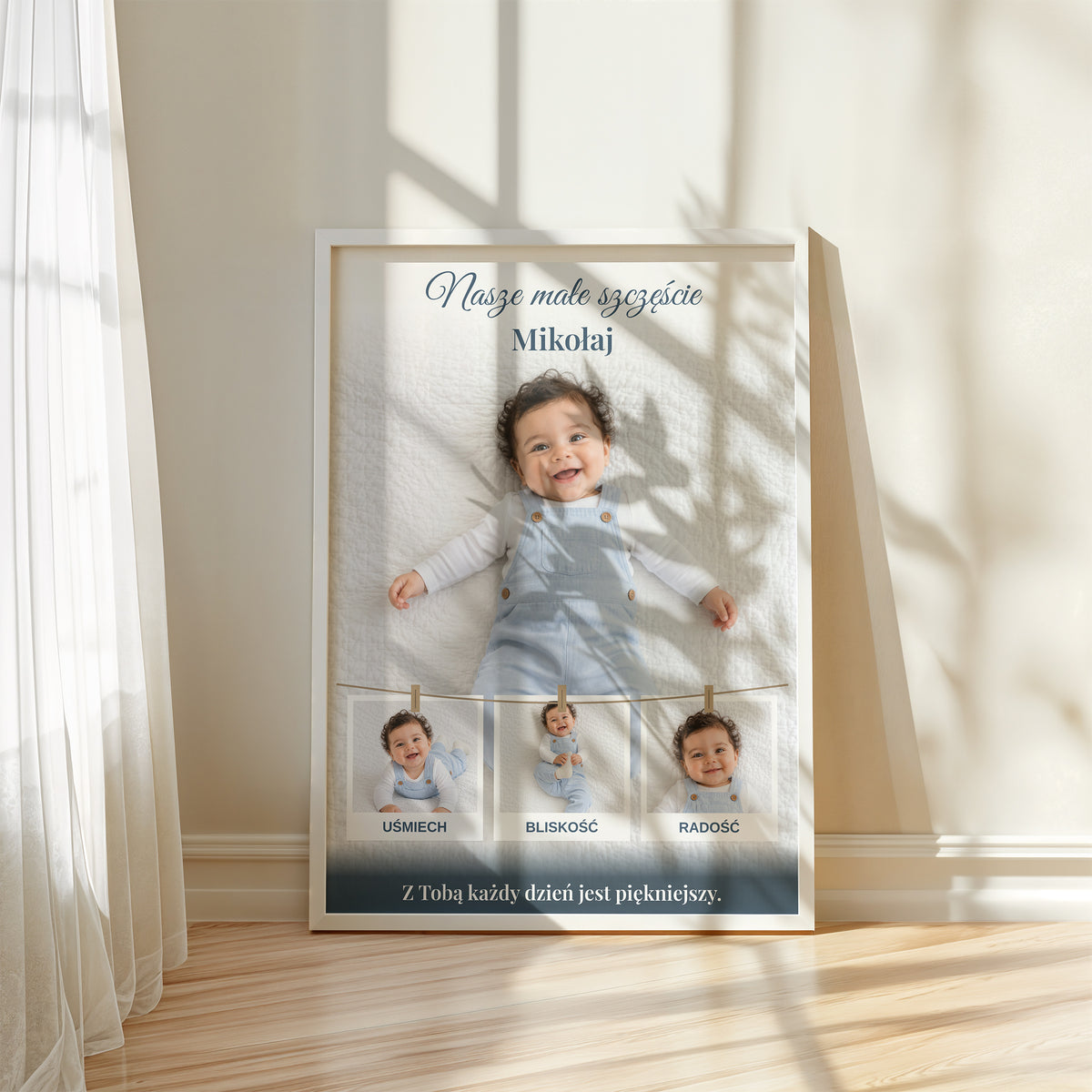 Personalizowany plakat Nasze Małe Szczęście w białej ramce przy oknie, z własnym zdjęciem i tekstem | C-PL-BABY-3-2130-NF