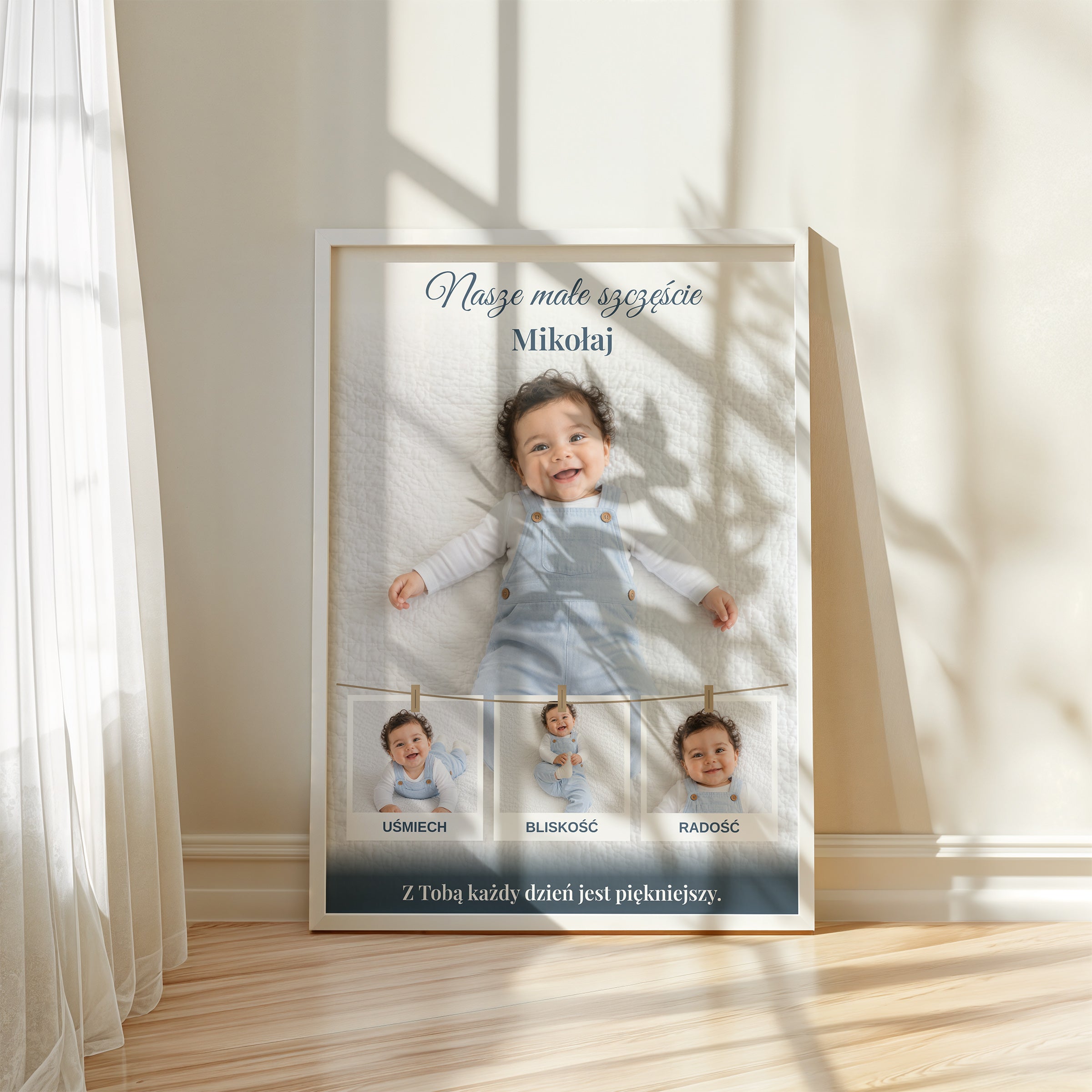 Personalizowany plakat Nasze Małe Szczęście w białej ramce przy oknie, z własnym zdjęciem i tekstem | C-PL-BABY-3-2130-NF