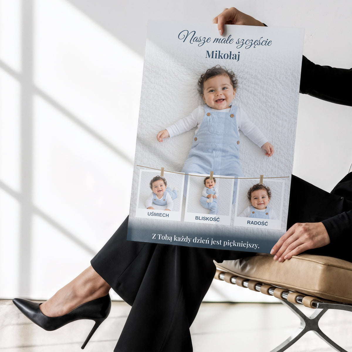 Personalizowany plakat Nasze Małe Szczęście bez ramki trzymany w dłoniach, z własnym zdjęciem i tekstem | C-PL-BABY-3-2130-NF