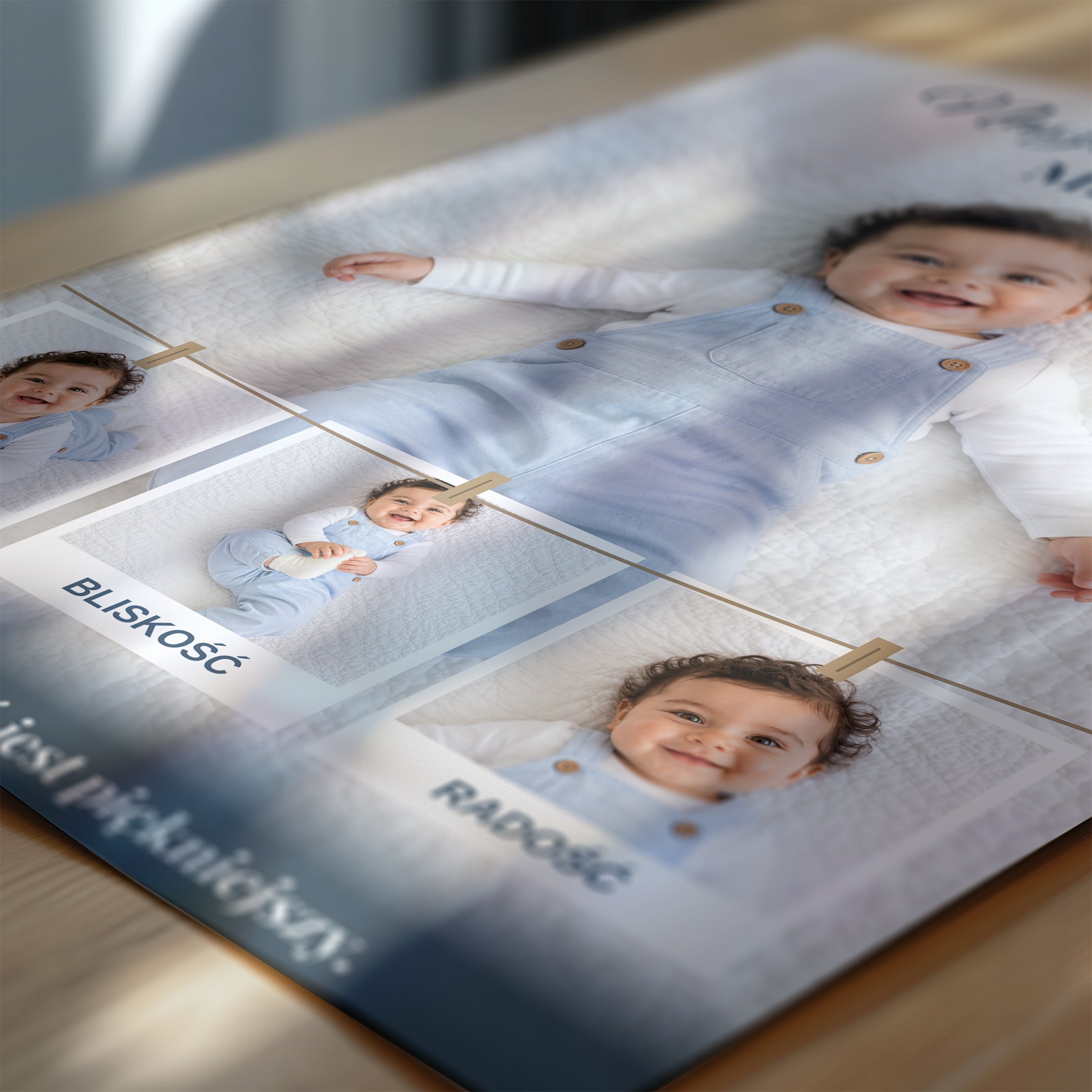 Personalizowany plakat Nasze Małe Szczęście w zbliżeniu pokazującym nadruk i typografię, z własnym zdjęciem i tekstem | C-PL-BABY-3-2130-NF