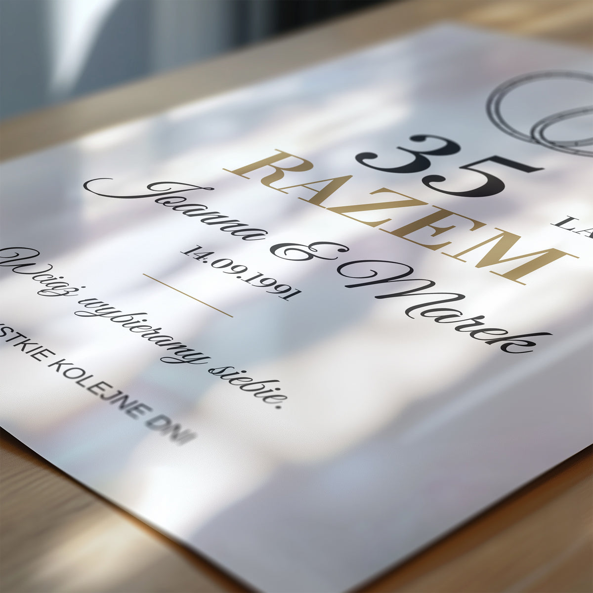 Personalizowany plakat OBRĄCZKI NA ZAWSZE w zbliżeniu pokazującym nadruk i typografię, z własnym tekstem | C-PL-HEART-15-2130-NF