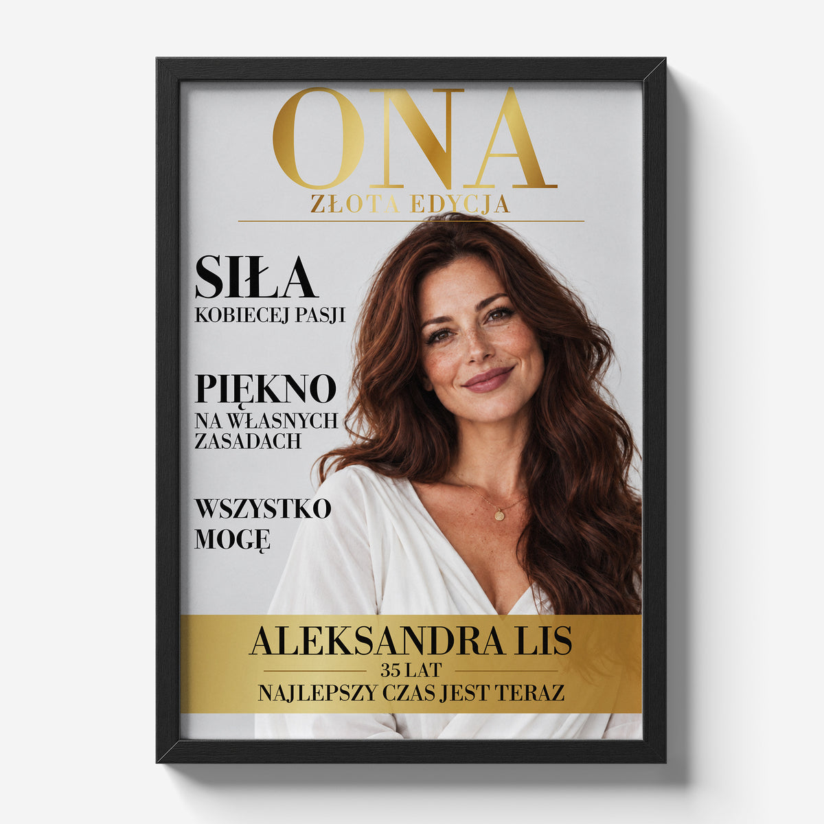 Personalizowany plakat ONA w czarnej ramce 21×30 na jasnym tle Marami, z własnym zdjęciem i tekstem | C-PL-COVMAG-14-2130-NF