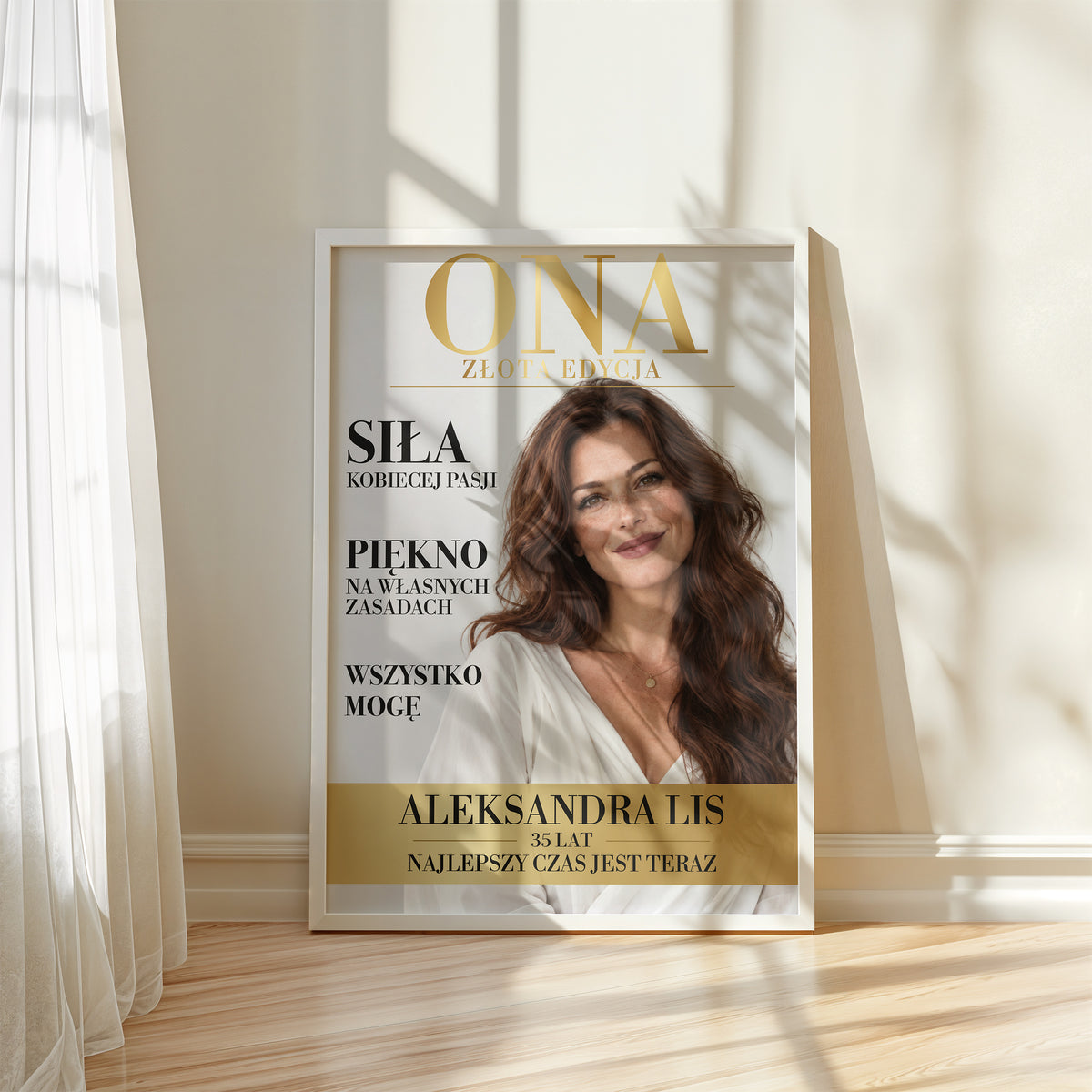 Personalizowany plakat ONA w białej ramce przy oknie, z własnym zdjęciem i tekstem | C-PL-COVMAG-14-2130-NF