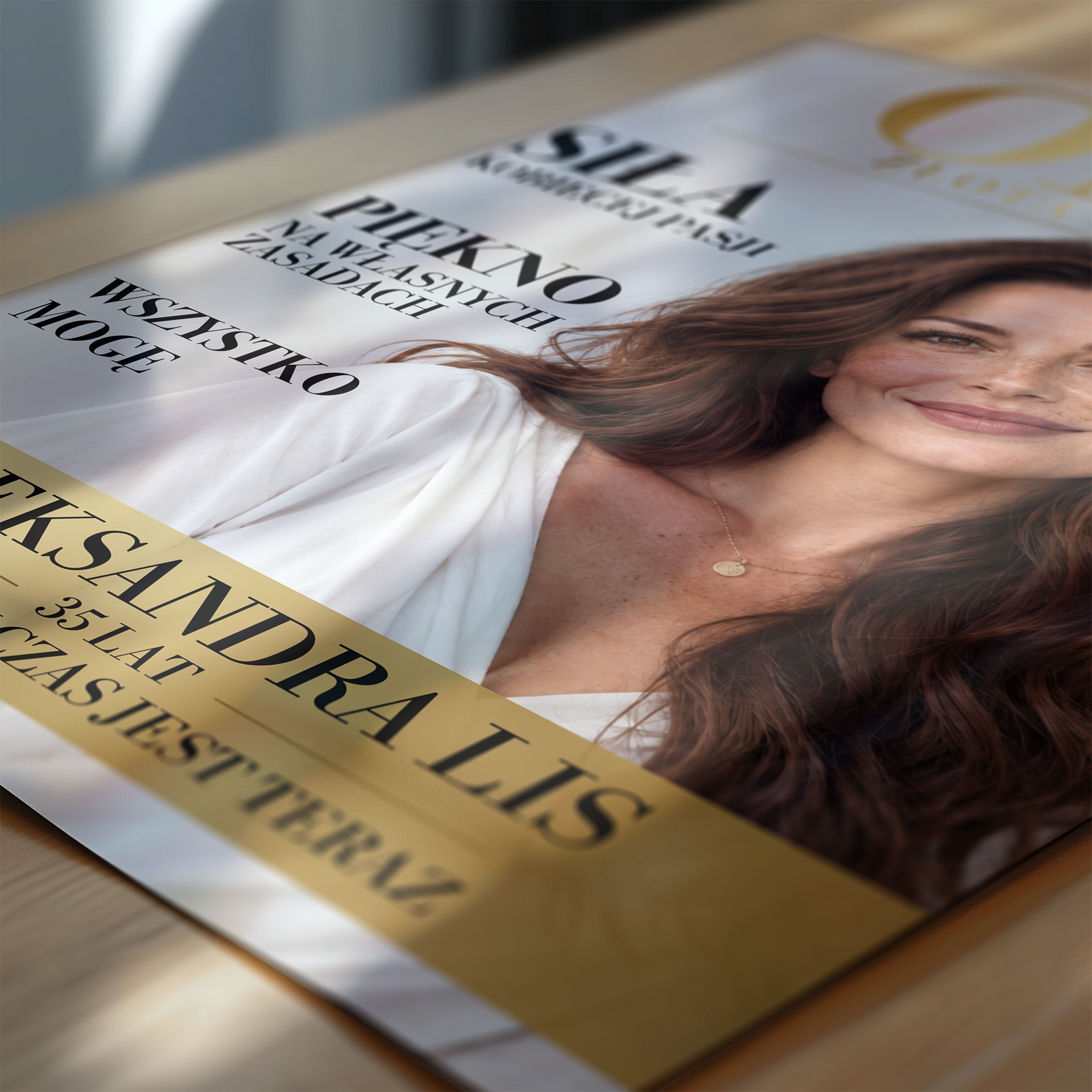 Personalizowany plakat ONA w zbliżeniu pokazującym nadruk i typografię, z własnym zdjęciem i tekstem | C-PL-COVMAG-14-2130-NF