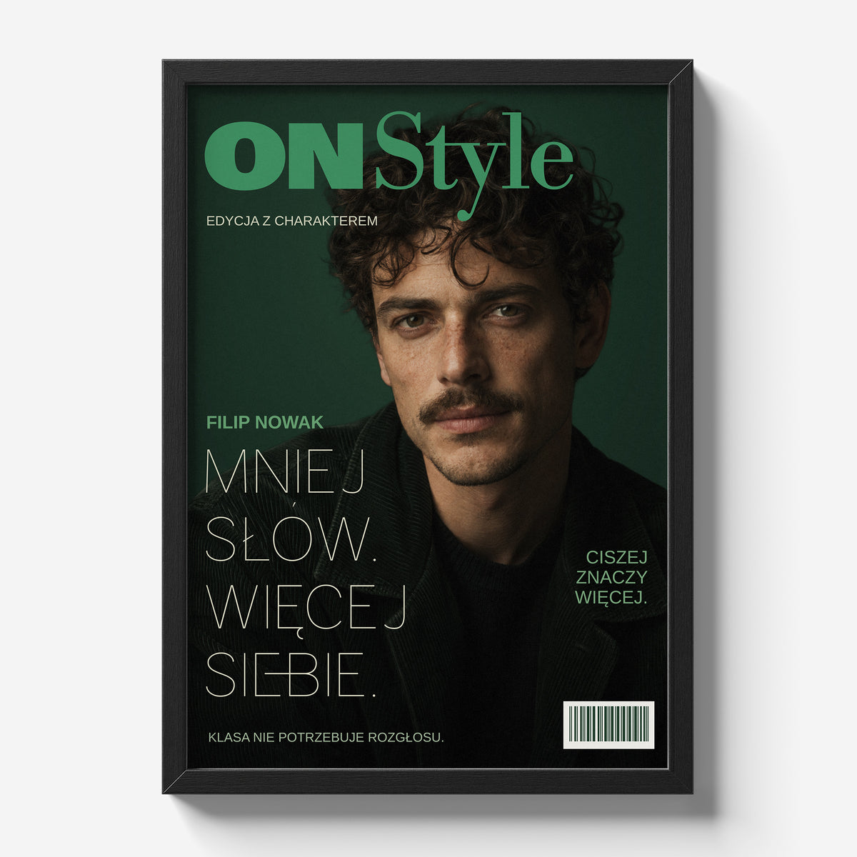 Personalizowany plakat ON STYLE — CISZEJ ZNACZY WIĘCEJ w czarnej ramce na jasnym tle, z własnym portretem, imieniem i napisami na okładce magazynu.
